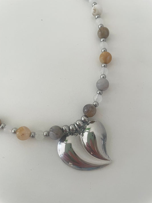 Zoom gros plan pierre naturelle collier OCEANE tons beige