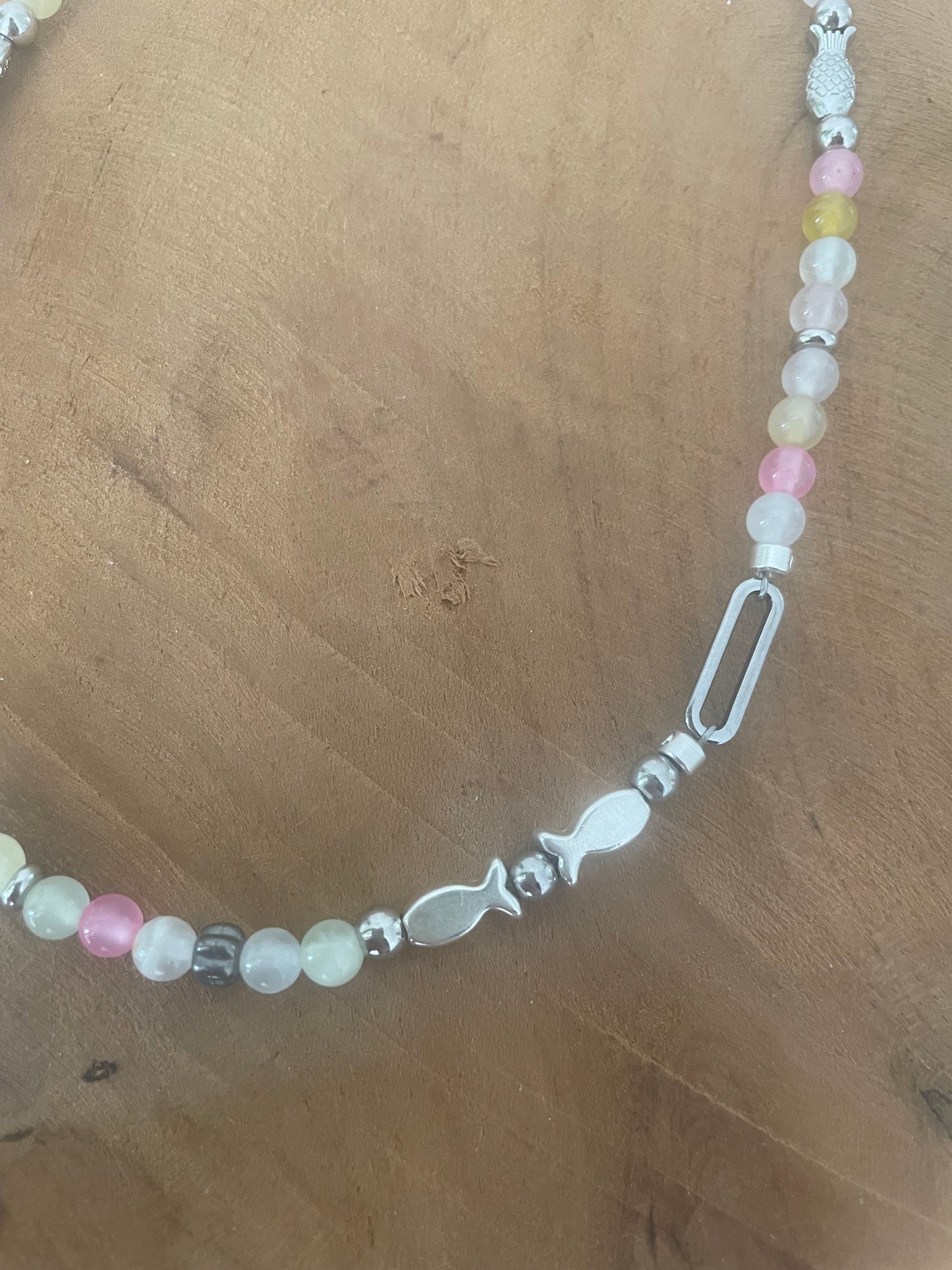 Collier court - ras de cou le poisson Jeanne en pierre naturelle de jade pastel et argenté
