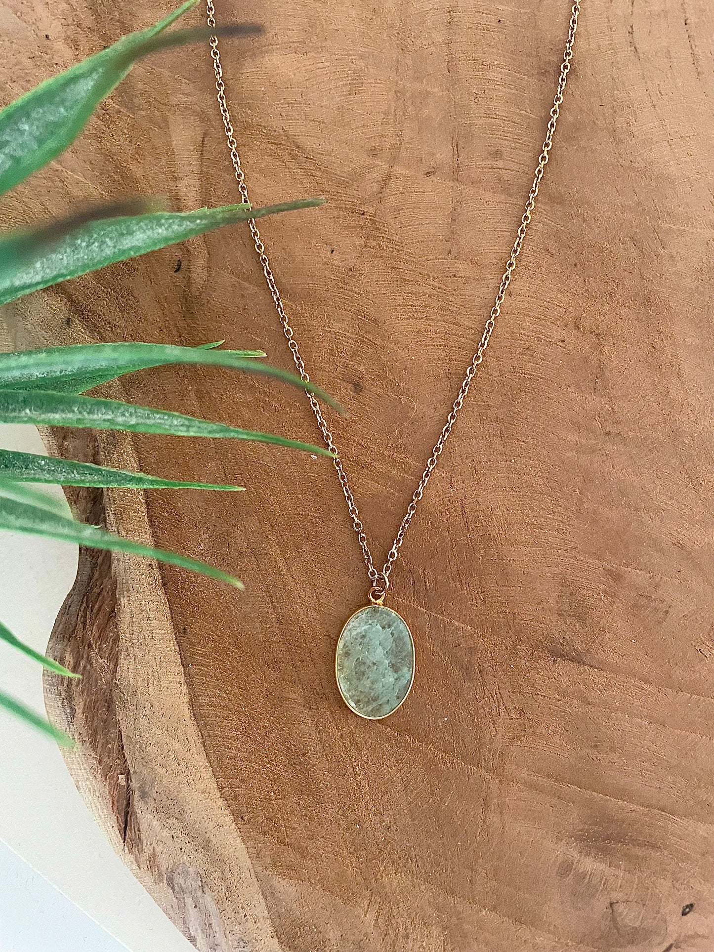 Collier doré et pendentif ovale en aventurine