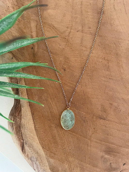 Collier doré et pendentif ovale en aventurine