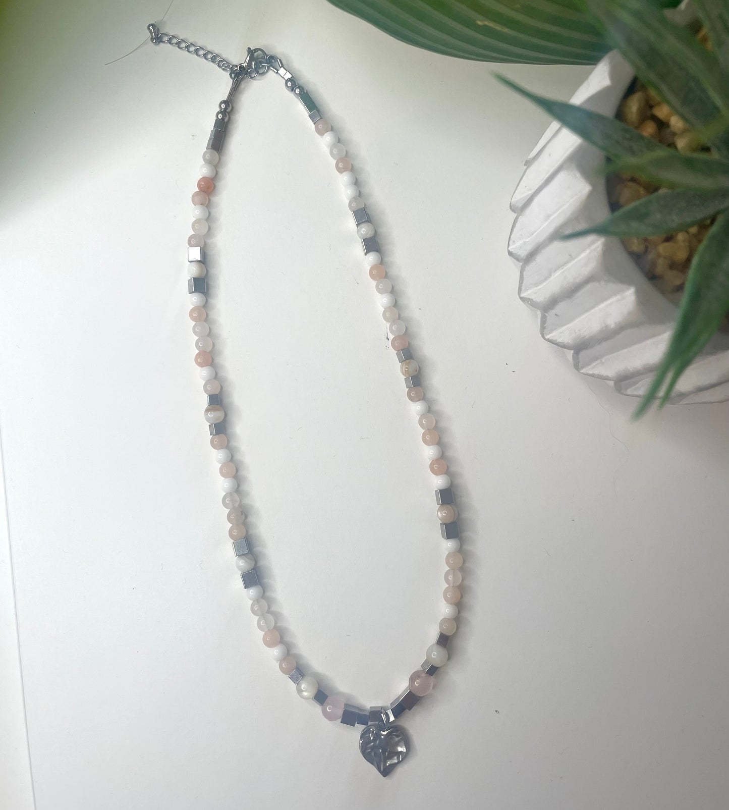 Vue entière collier court Gisèle argenté et puerres naturelles avec petit coeur 