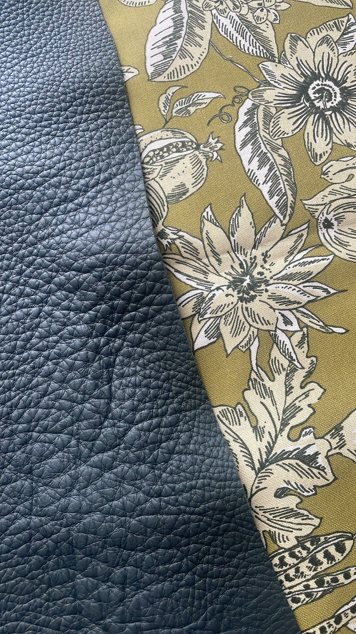 Détail tissu et cuir utilisés pour cadre j’aime pas les gens mademoiselle bergamote artisanat