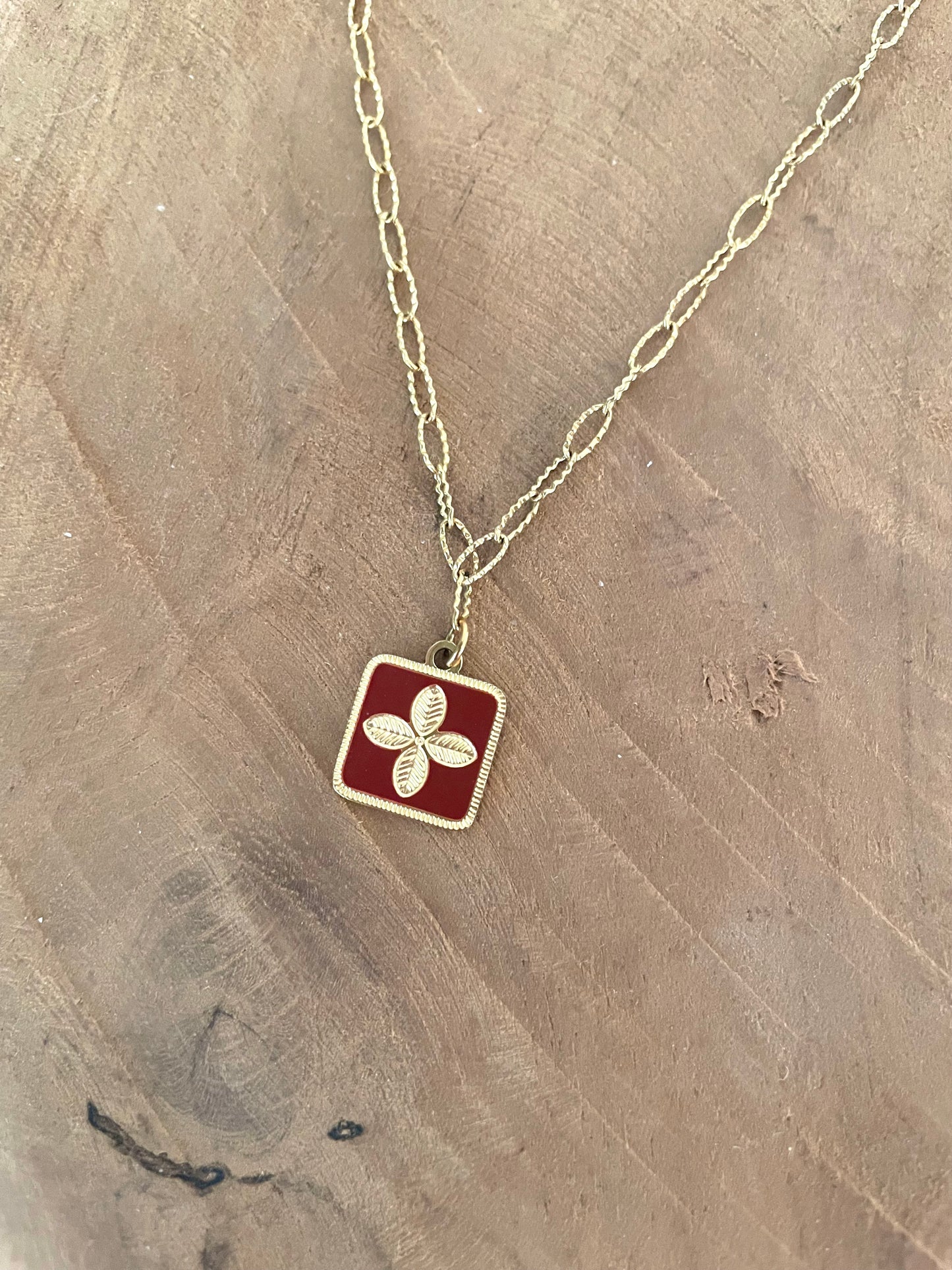 Collier court pendentif fleur bordeaux et doré