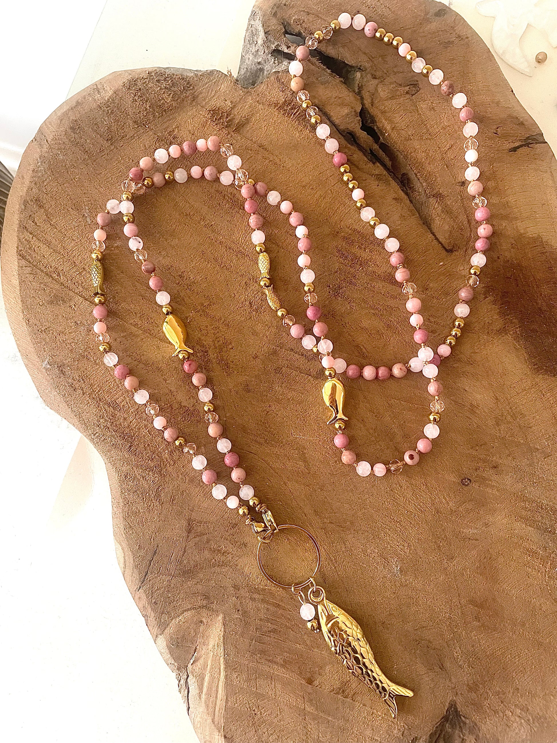 Vue entière long collier sautoir Jacqueline quarte rose et acier inoxydable doré pendentif poisson 