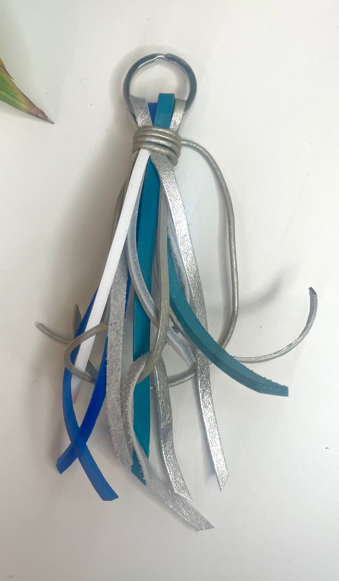 Porte clefs en cuir Astride argenté bleu blanc grigri fait main 
