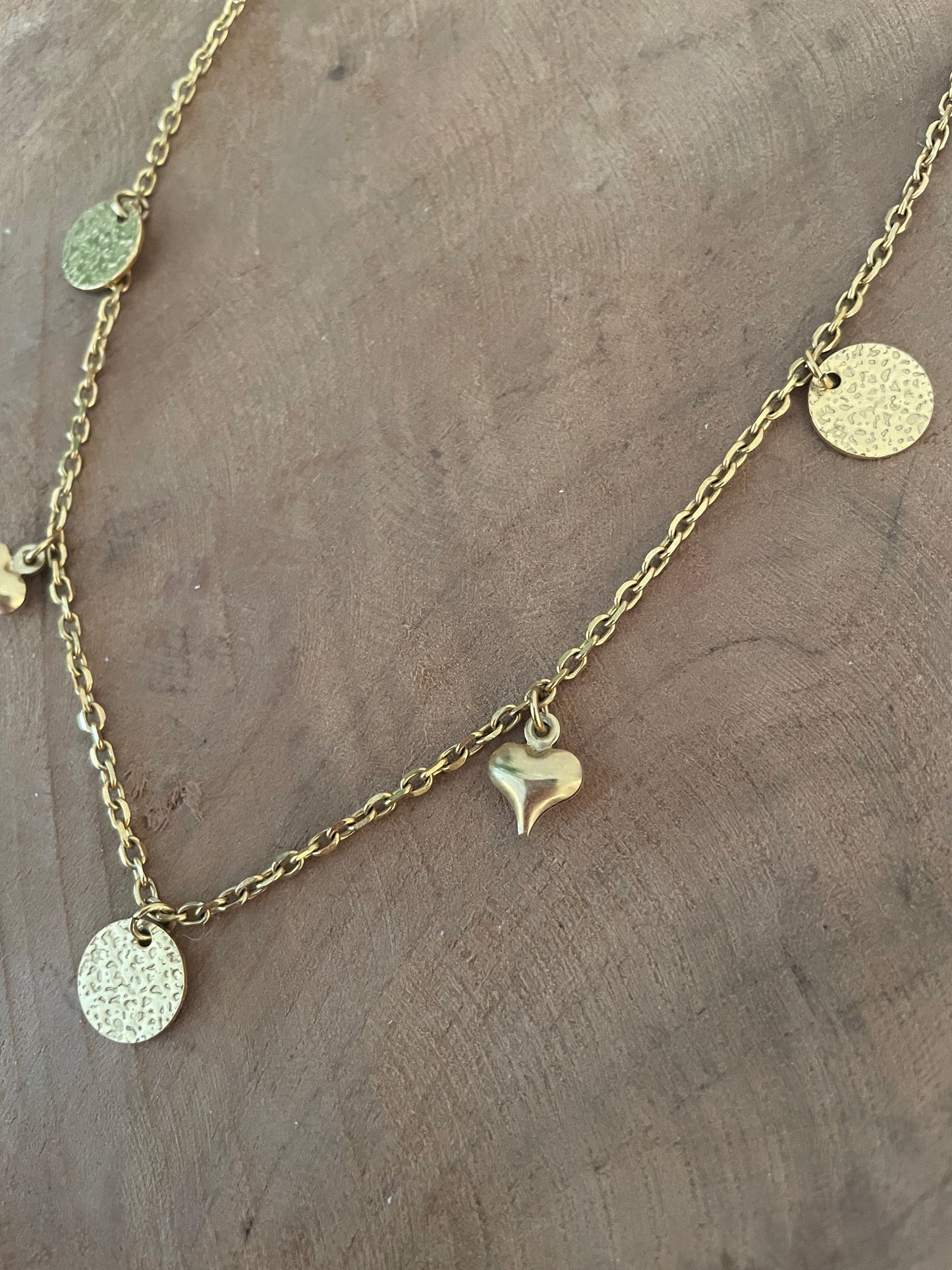 Collier court doré avec breloques coeurs et médailles martelées