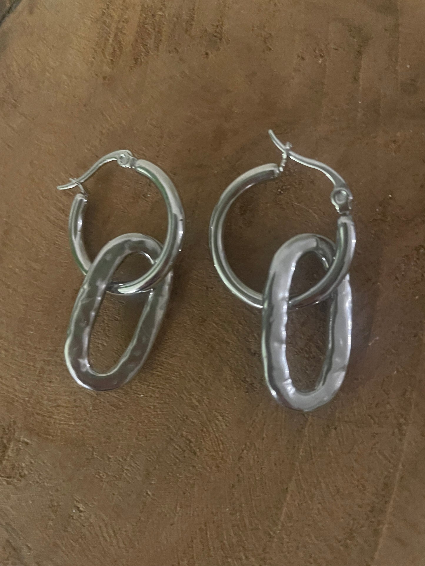 Détail pendentif ovale argent martelé effet artisanal