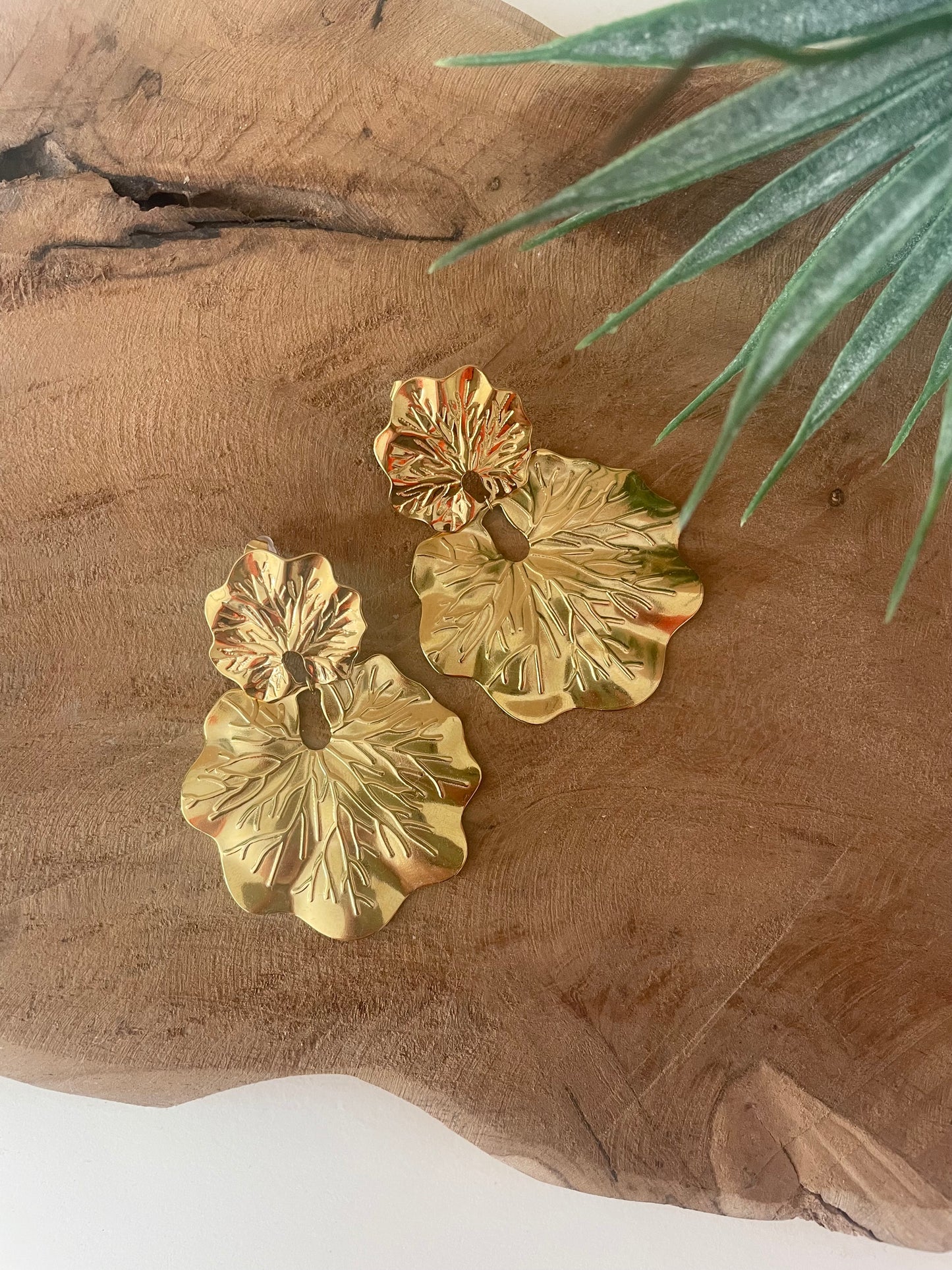 Grosses boucles d'oreilles feuilles dorées gros bijou tendance
