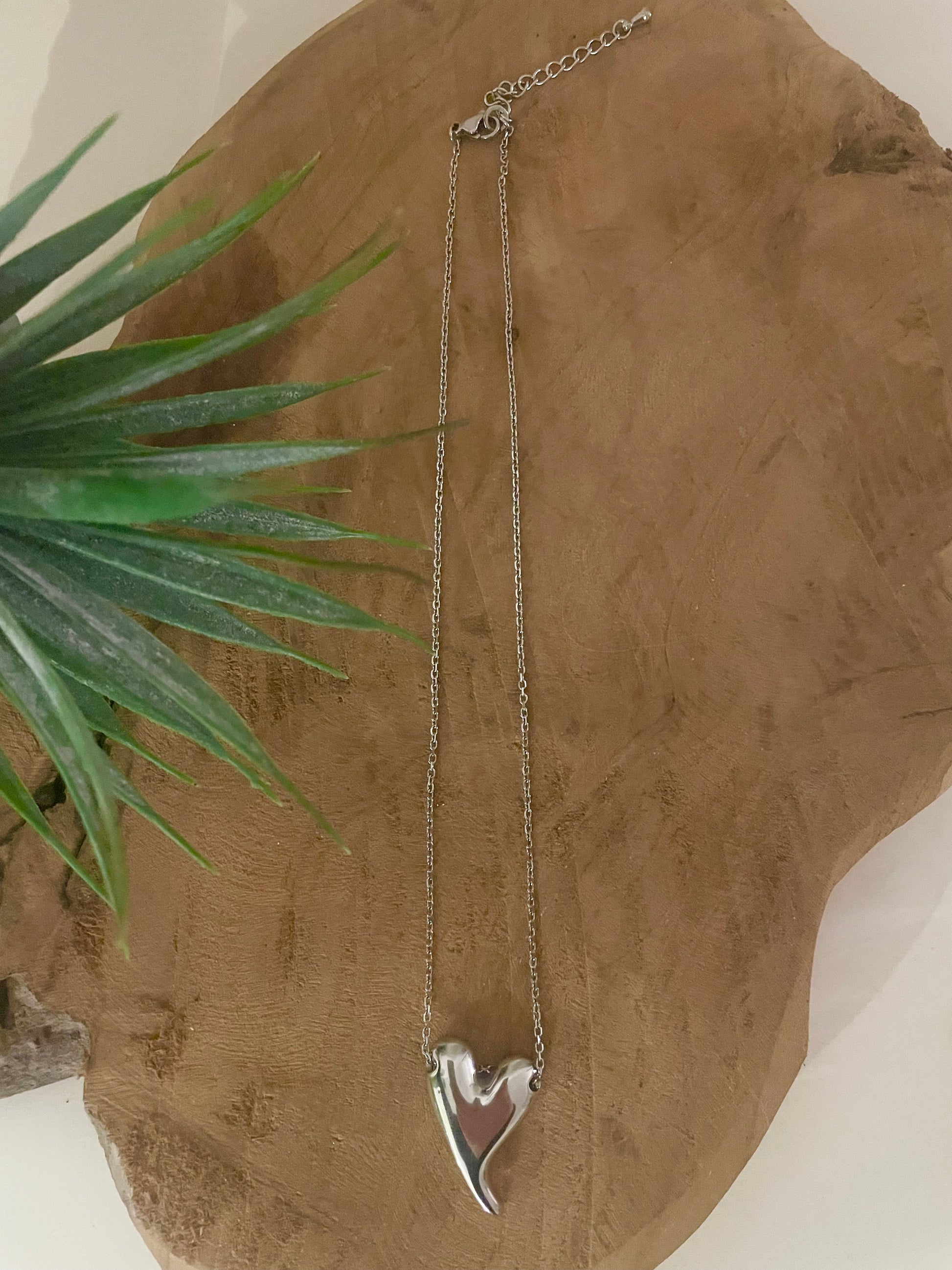 Vue globale collier coeur asymétrique argent et chaîne fine-fermoir