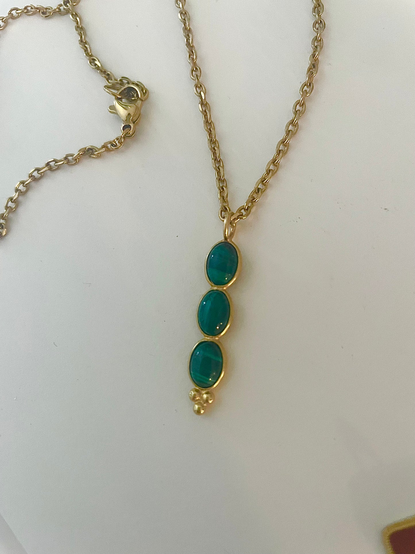 Collier doré avec pendentif serti de malachite