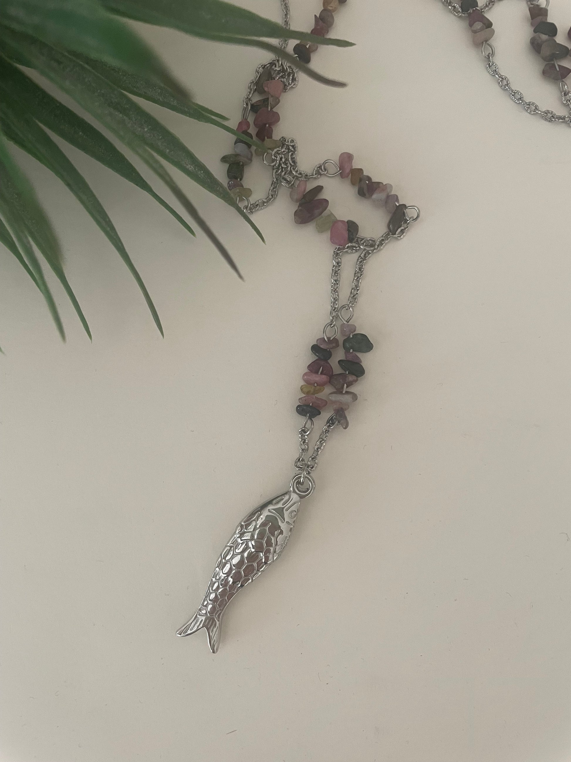 détail pendentif et pierres naturelles chips tourmaline artisanat français