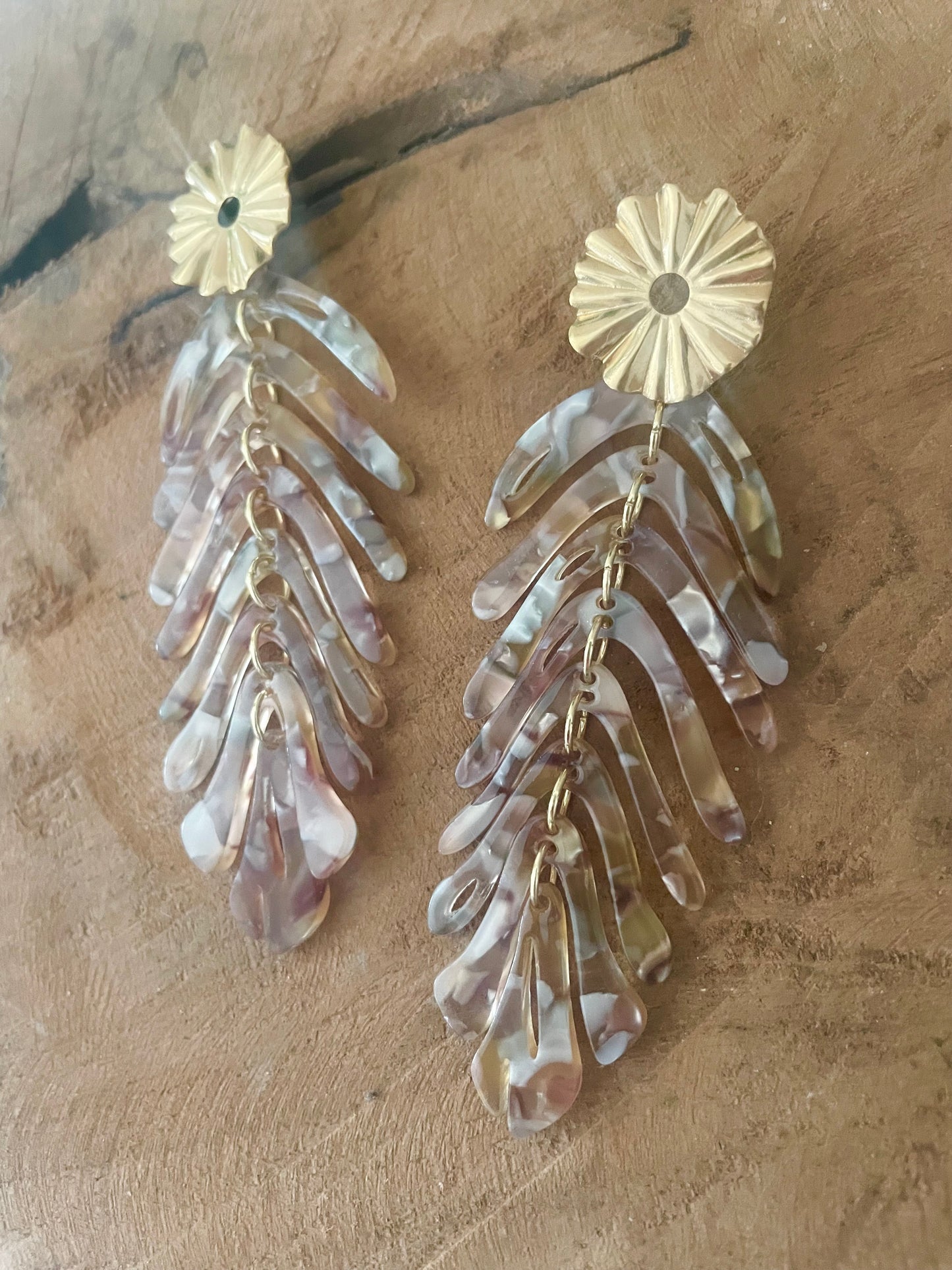 Détail feuille pendentif acrylique tons beige et gris gros bijou fantaisie bohème