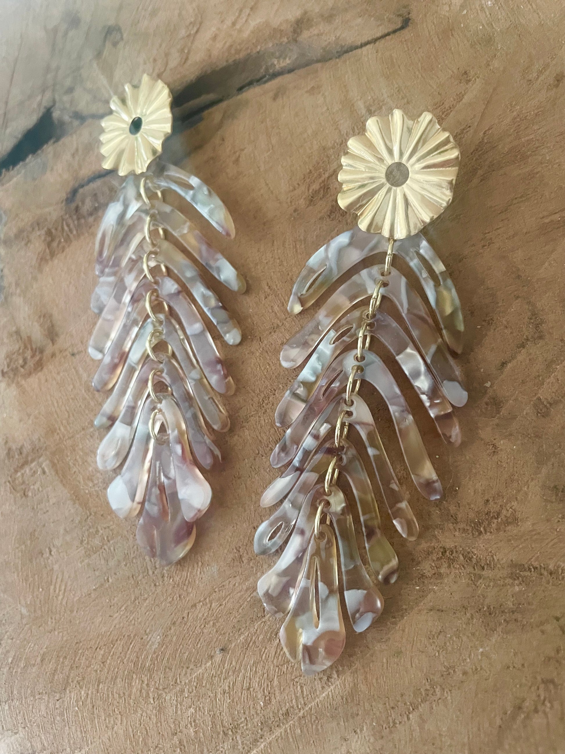 Détail feuille pendentif acrylique tons beige et gris gros bijou fantaisie bohème