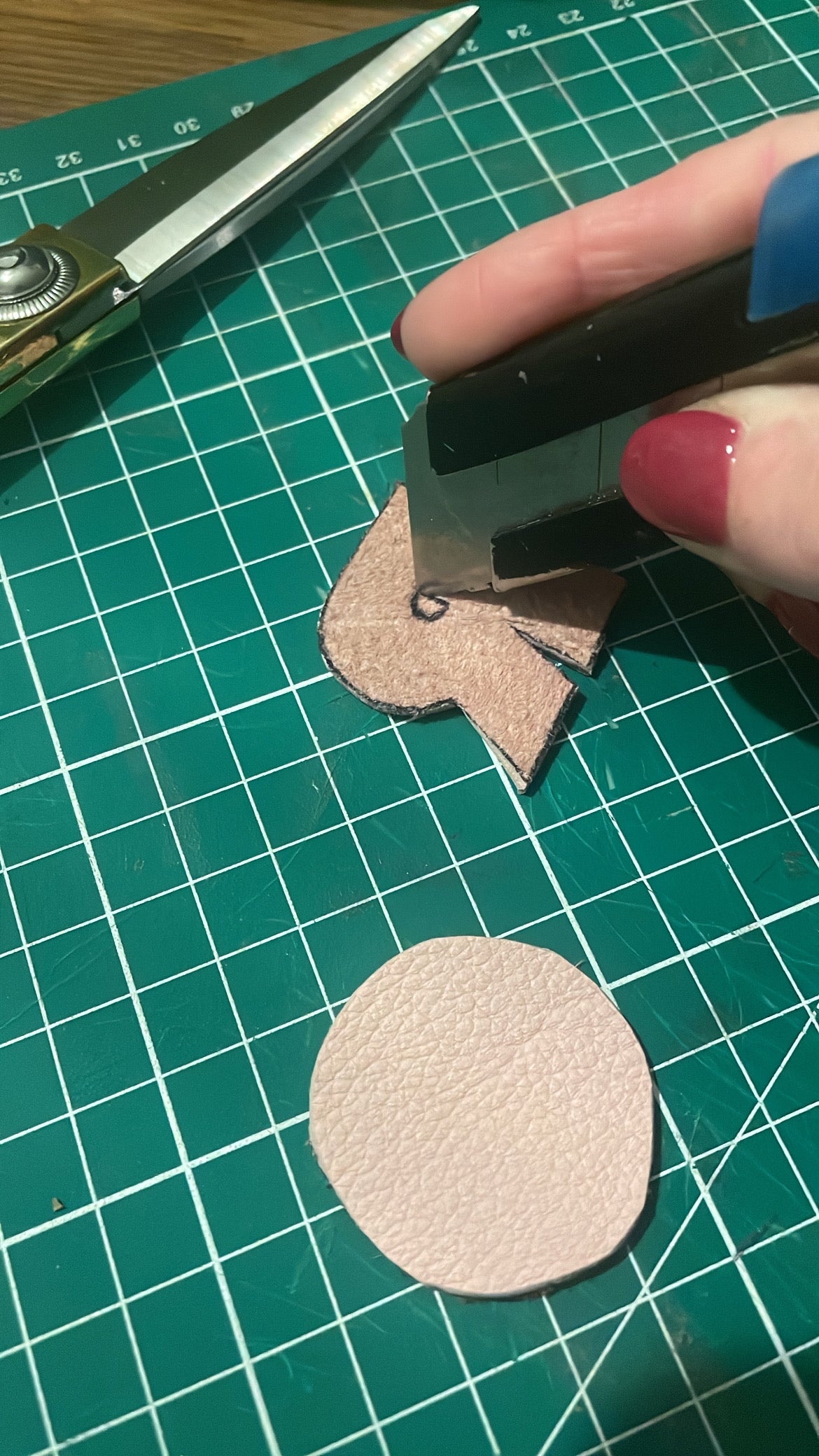 fabrication lettre cuir grainé rose R pour diptyque rose et vert