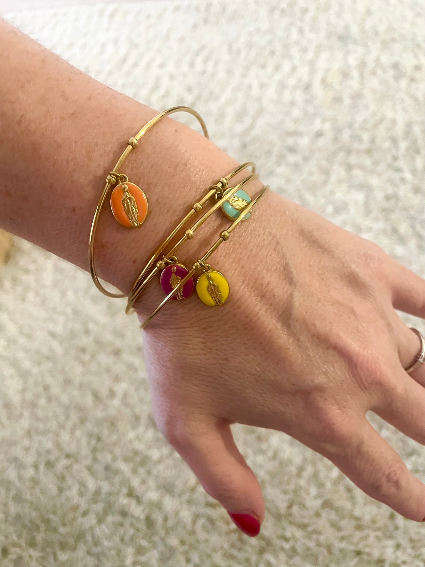 Bracelet jonc doré et breloque vierge Marie colorée