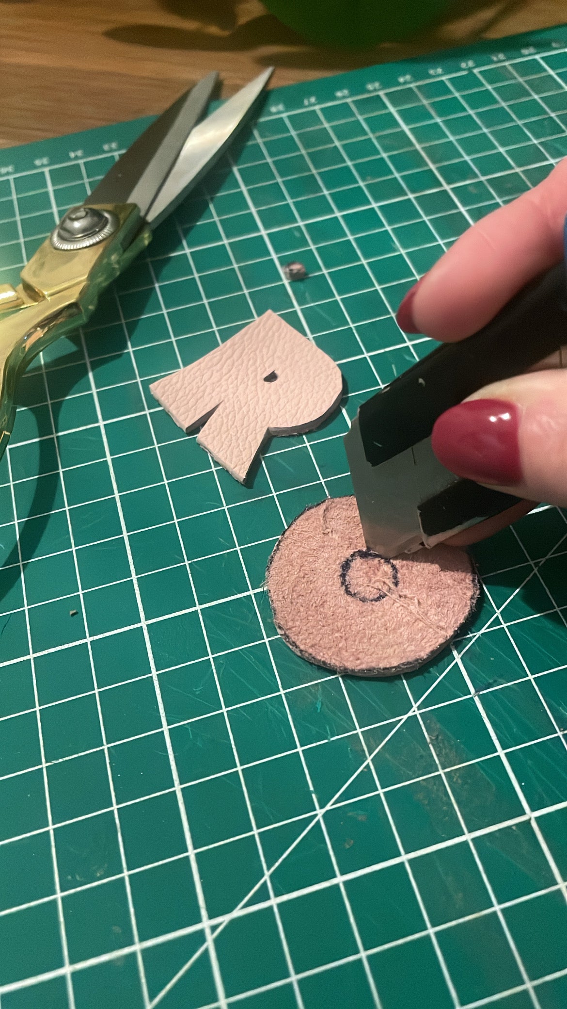 Fabrication lettre cuir rose pour cadre