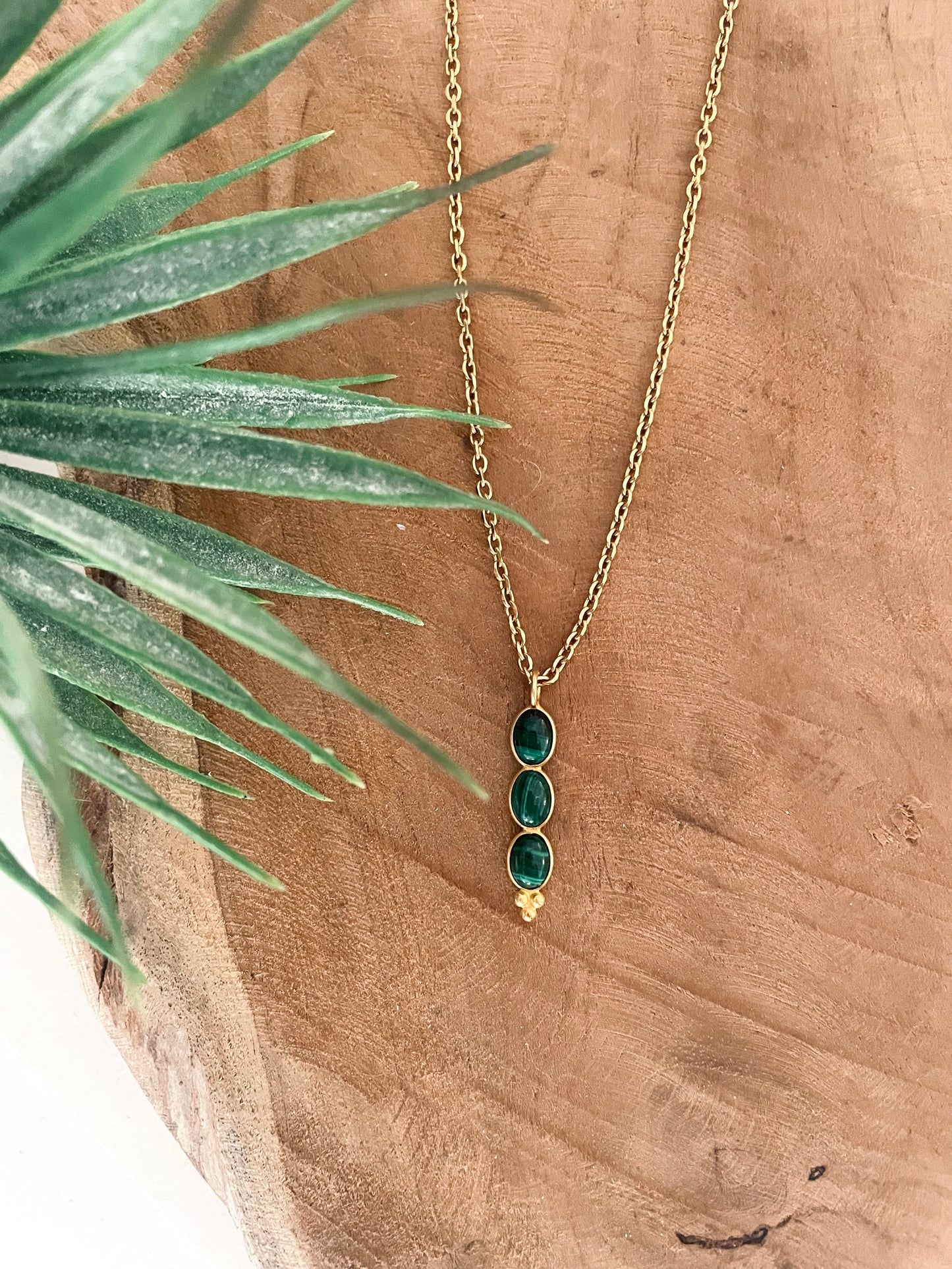 Collier doré avec pendentif serti de malachite