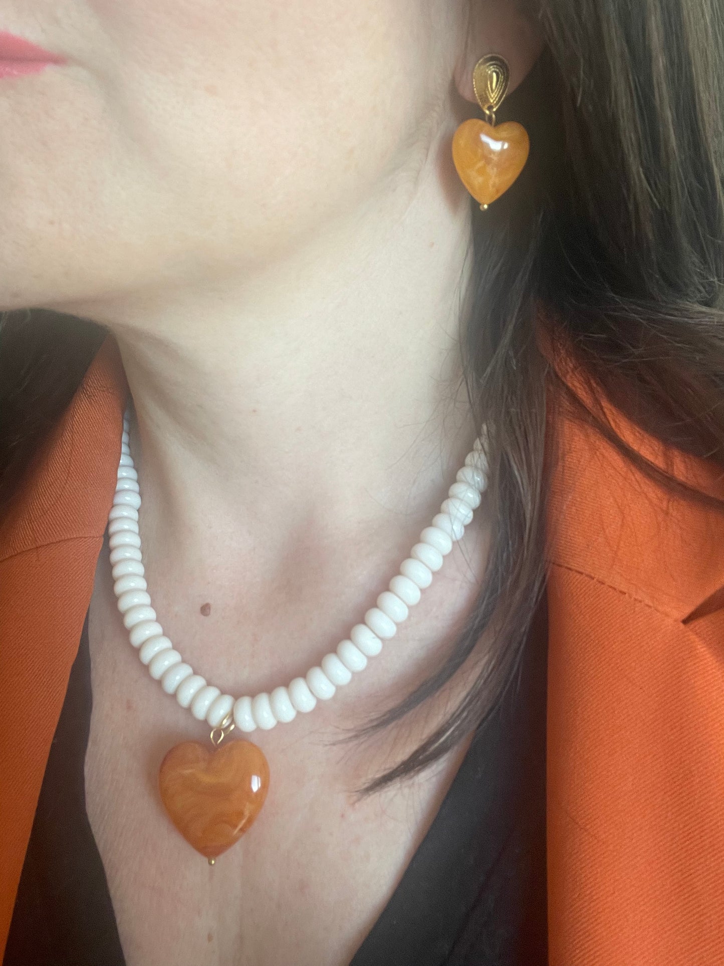 porté détail zoom collier perles heishi verre ivoire et orange bohème chic