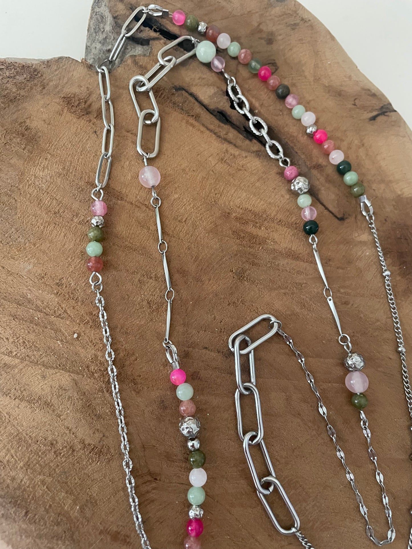 Détail chaîne et perles naturelles sautoir argent rose vert fait main france