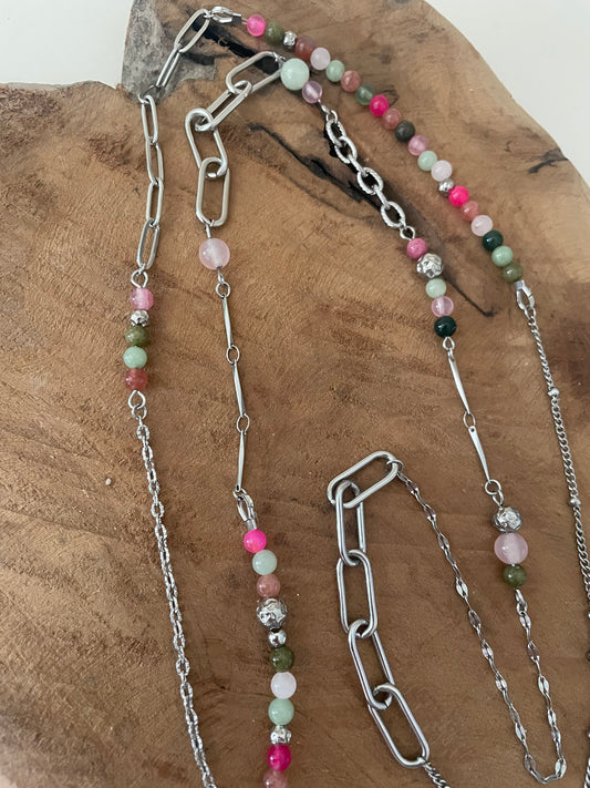 Détail chaîne et perles naturelles sautoir argent rose vert fait main france