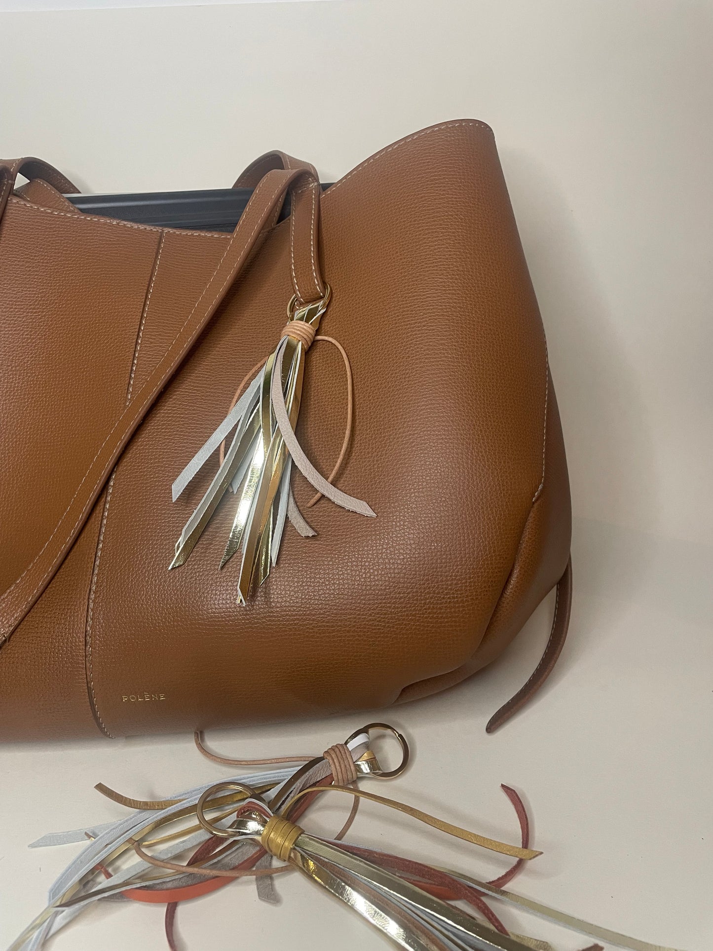 Porté bijou de sac Astride sur sac en cuir accessoire fait main france