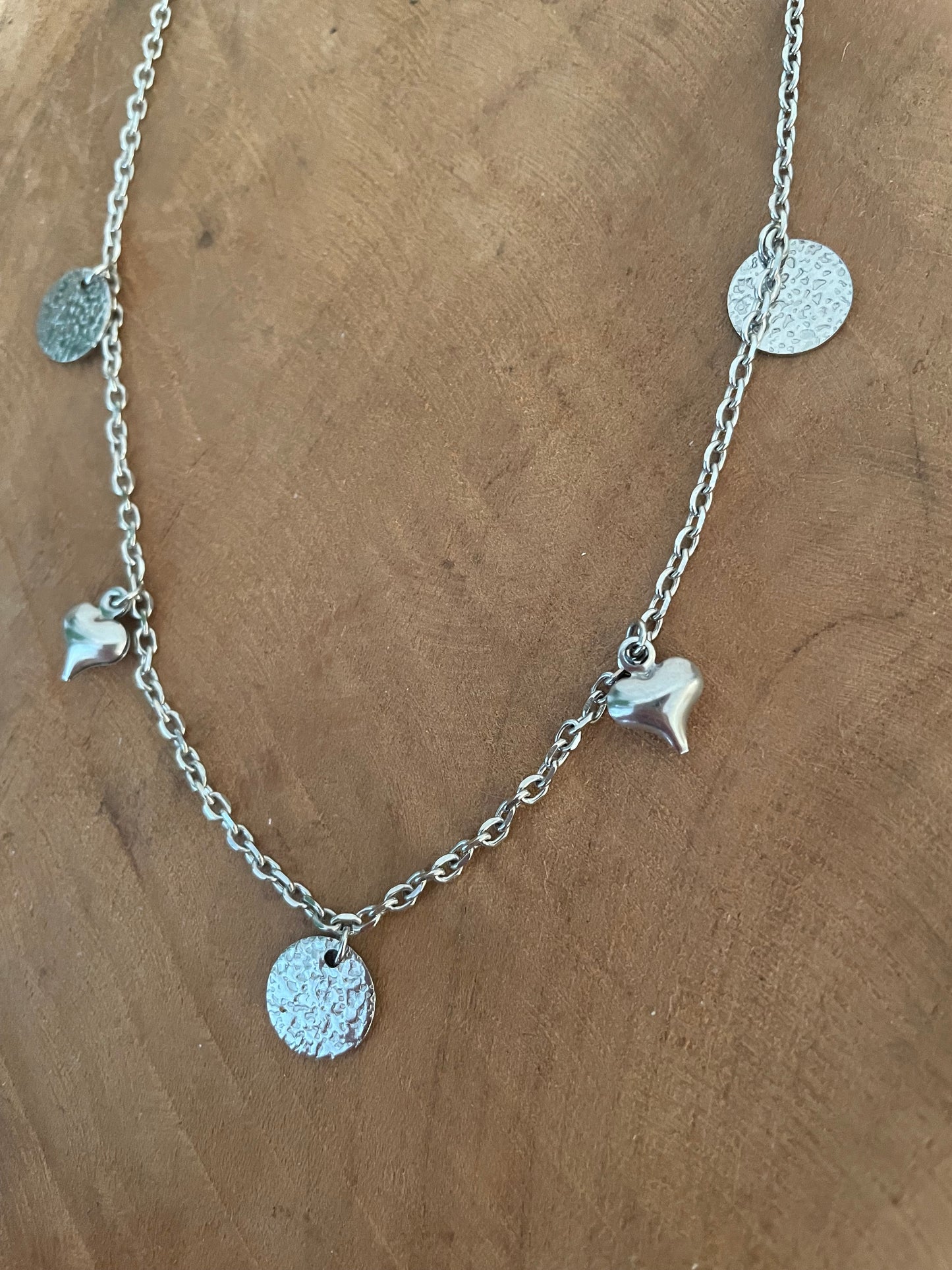 Collier court argenté avec breloques coeurs et médailles martelées