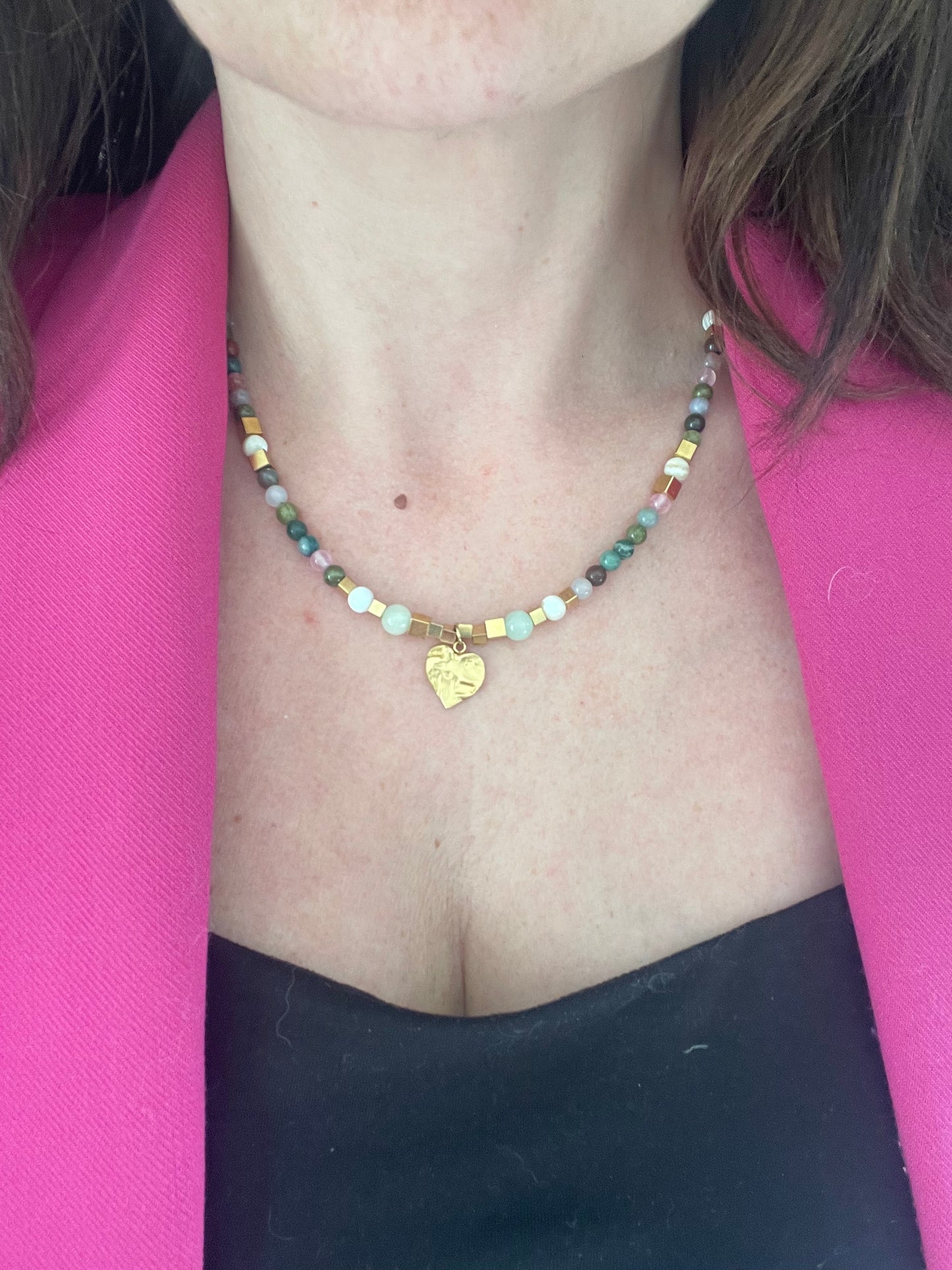 Porté collier court Gisèle version rose vert et coeur doré acier inoxydable
