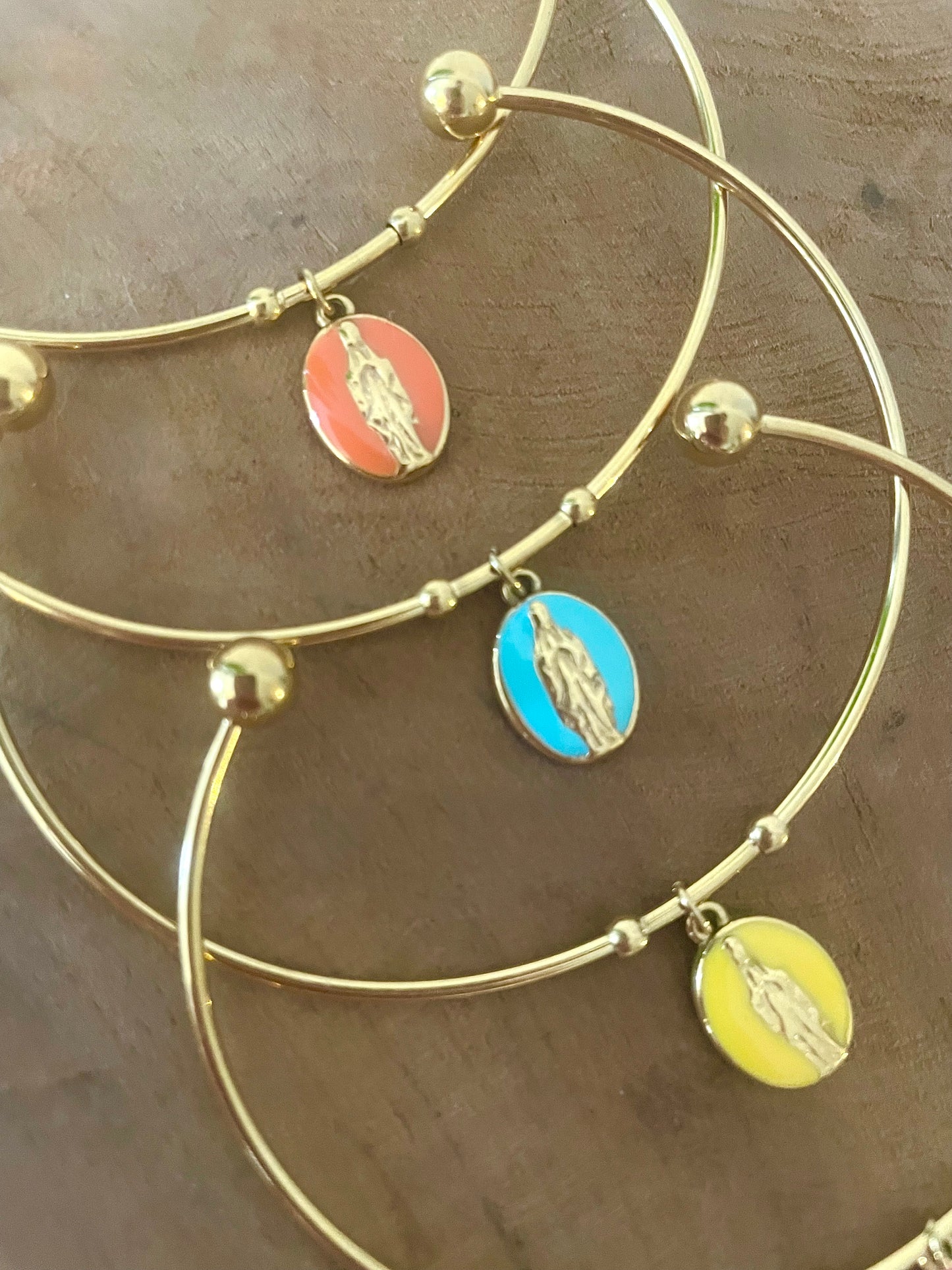 Bracelet jonc doré et breloque vierge Marie colorée
