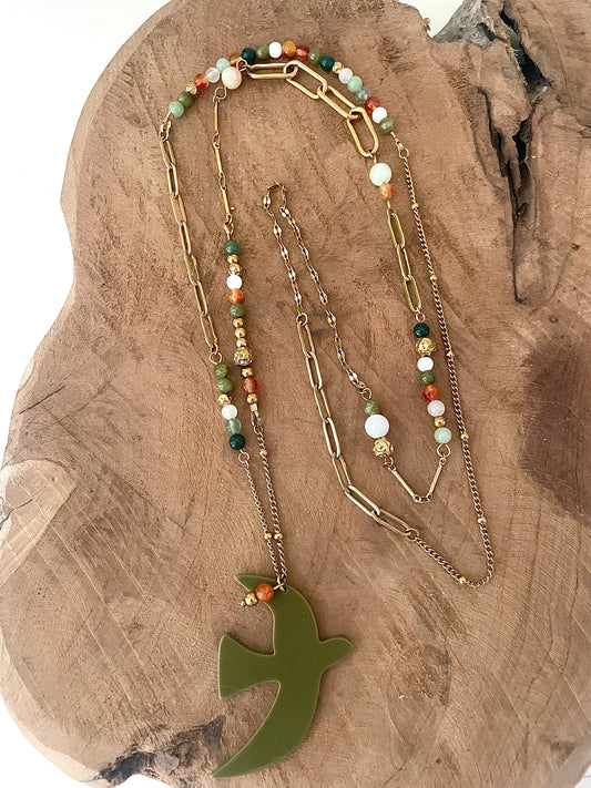 Collier sautoir liberté kaki pendentif oiseau et pierres naturelles orange vert fait main