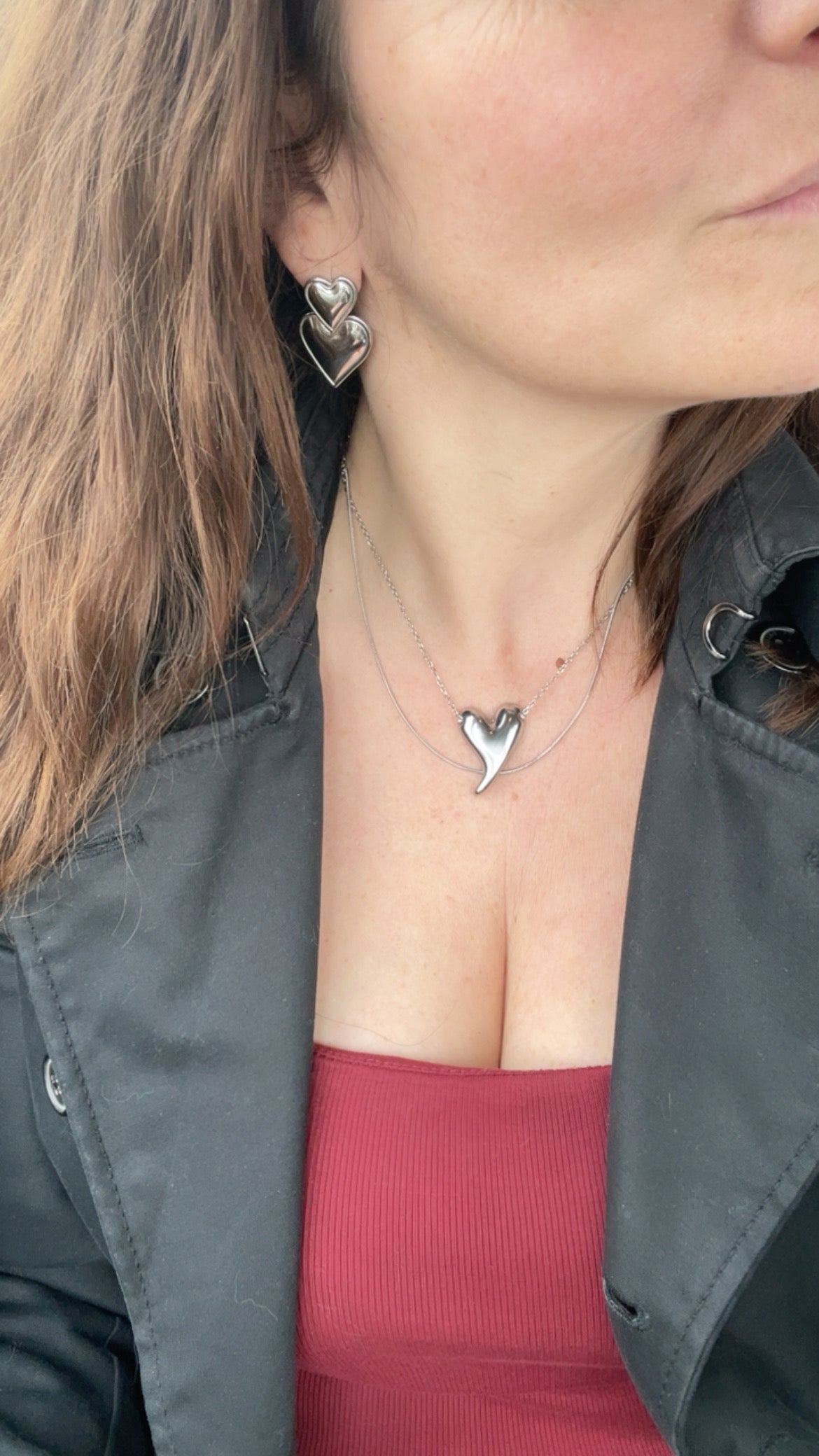 porté collier minimaliste coeur argent avec boucles double coeur assorties