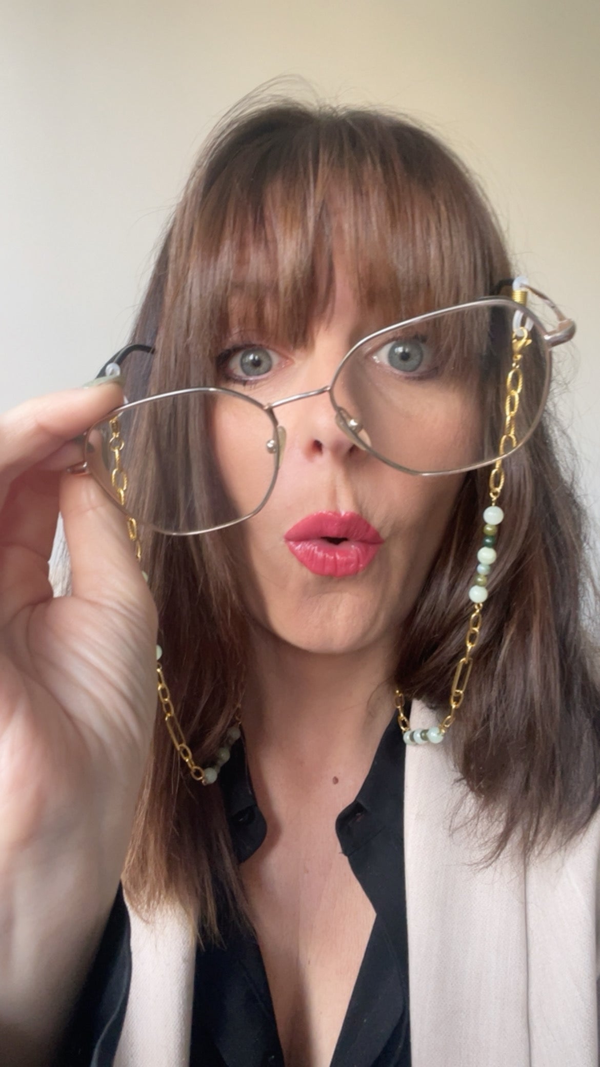 vue drôle avec lunettes du cordon lunettes doré et pierre naturelle 
