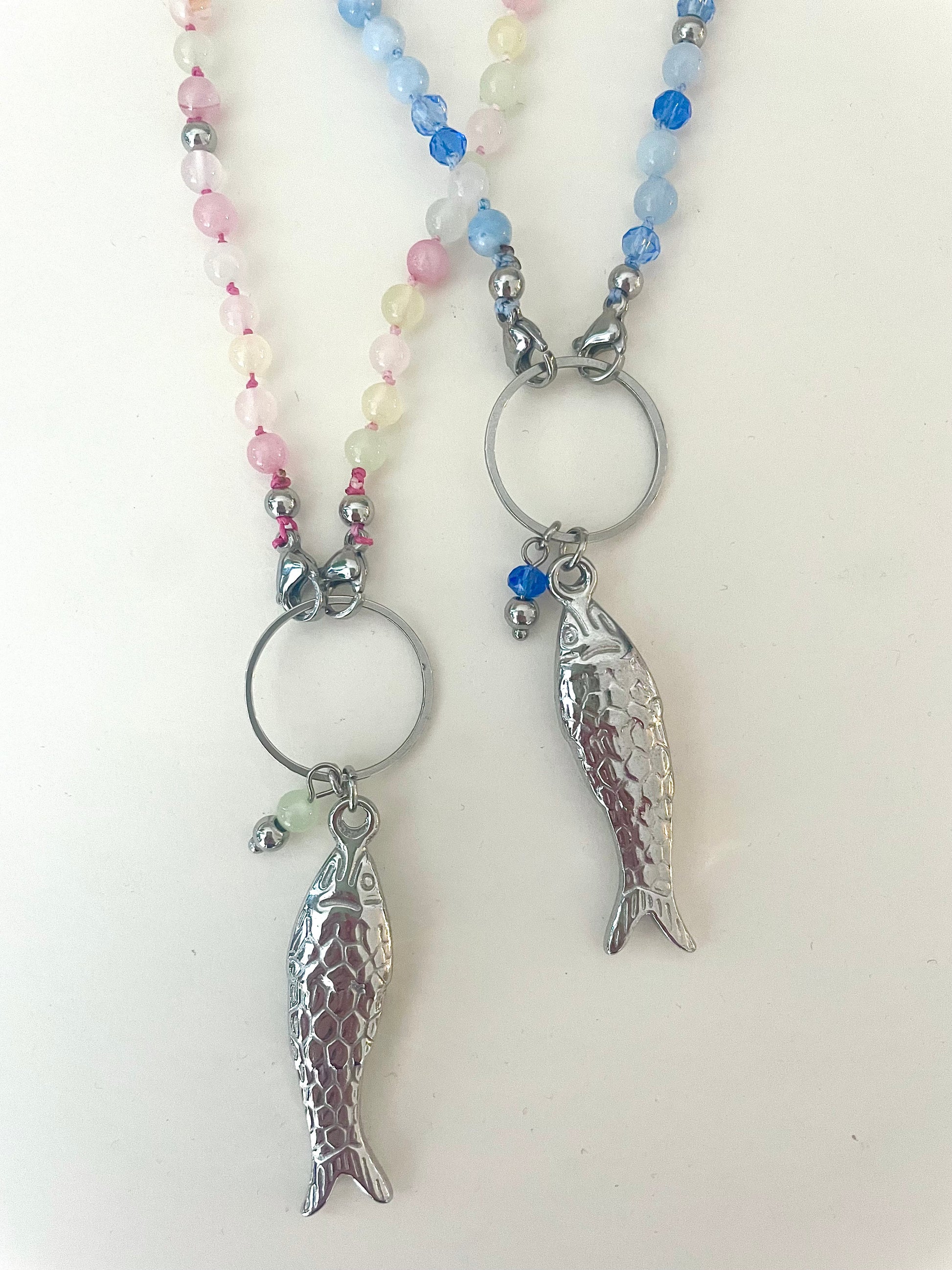 Présentation zoom de deux longs colliers sautoirs le poisson Jacqueline acier inoxydable argenté divers coloris