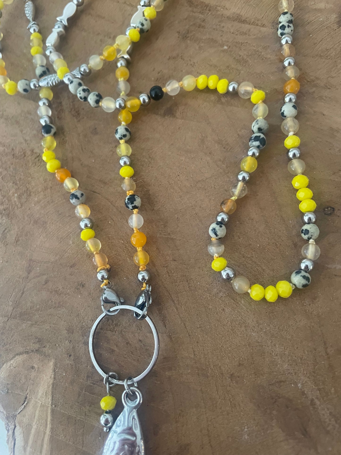 Autre angle collier long sautoir poisson argenté et pierre naturelle jaune