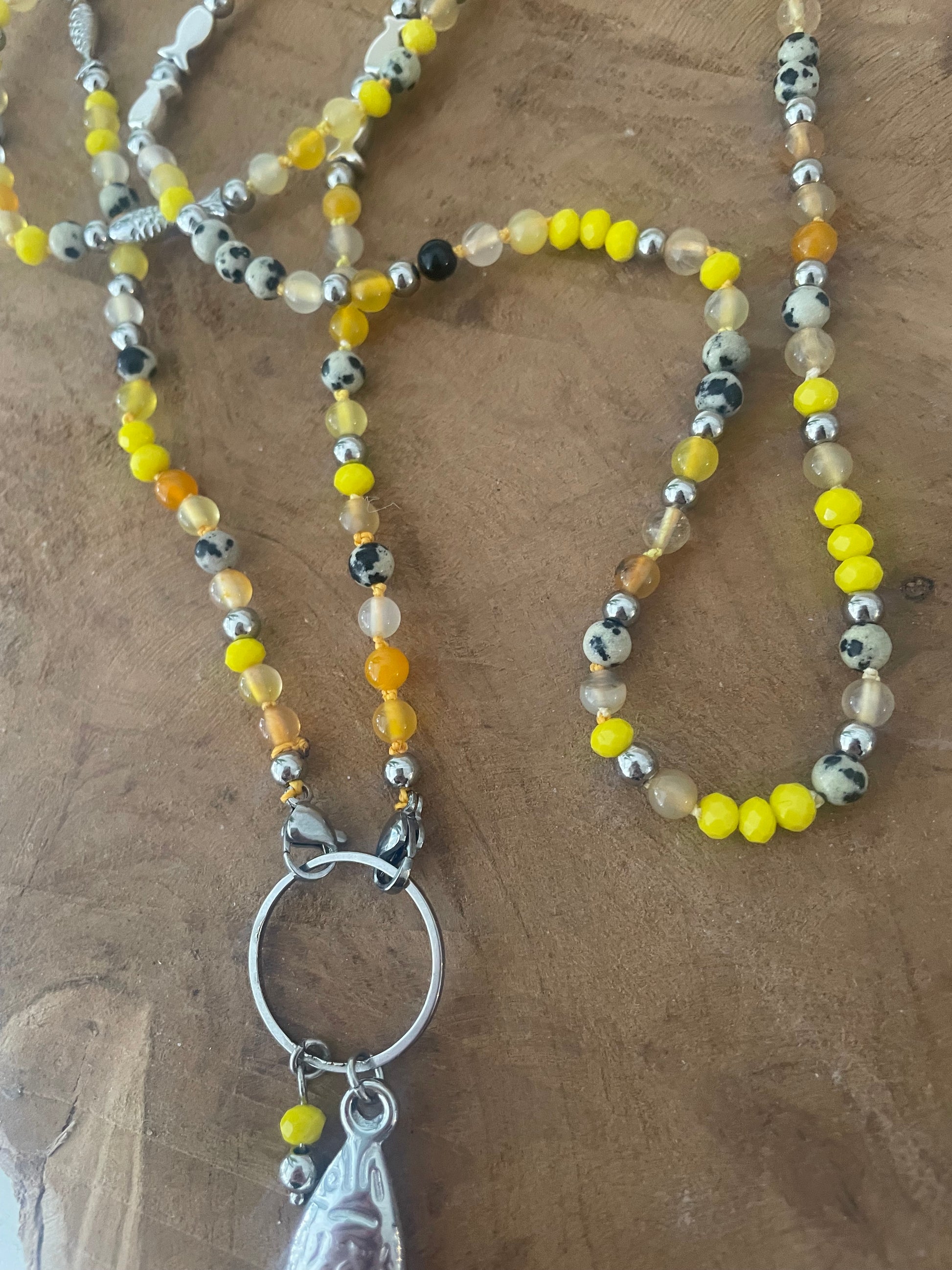 Autre angle collier long sautoir poisson argenté et pierre naturelle jaune