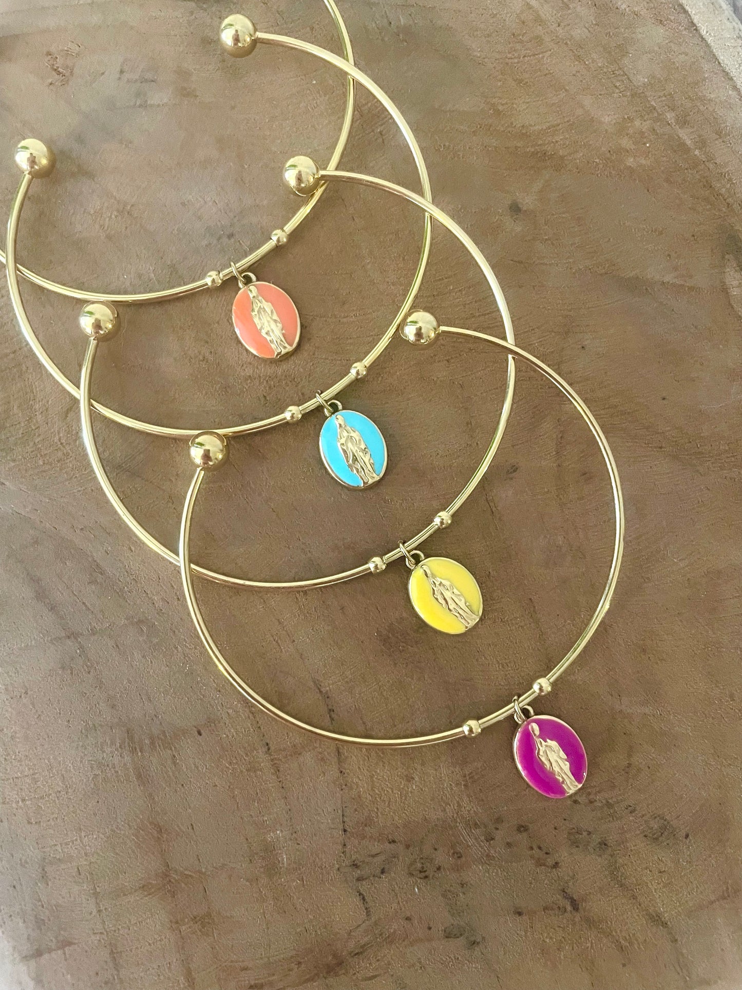 Bracelet jonc doré et breloque vierge Marie colorée