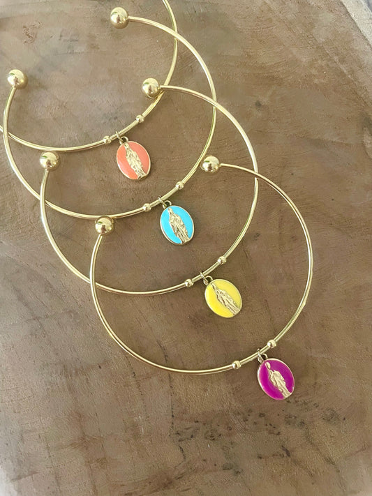Bracelet jonc doré et breloque vierge Marie colorée