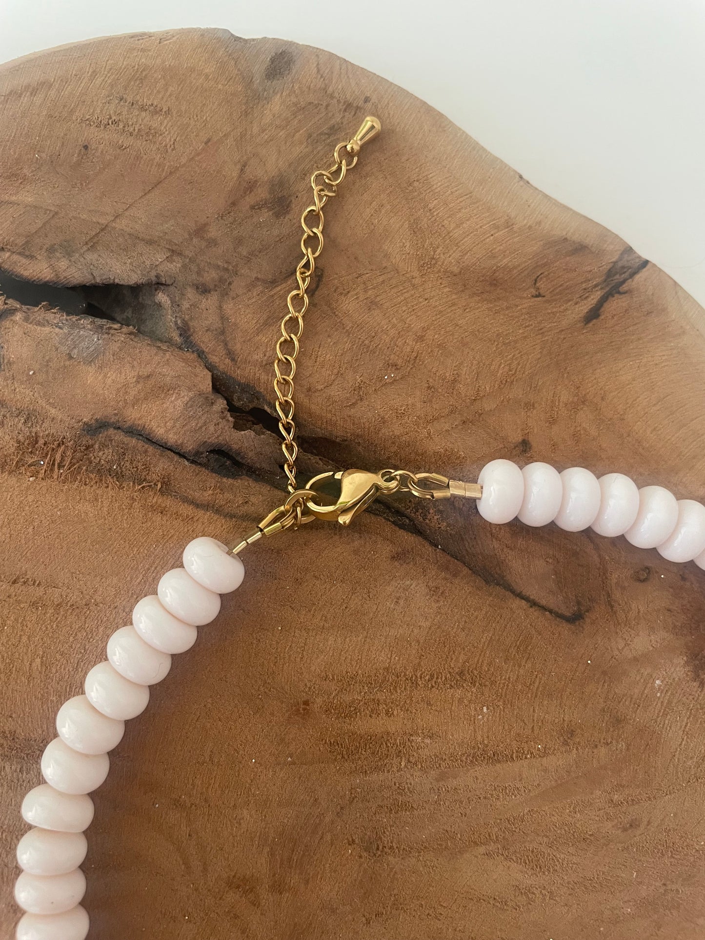 fermoir acier inoxydable collier beige et orange coeur verre et résine