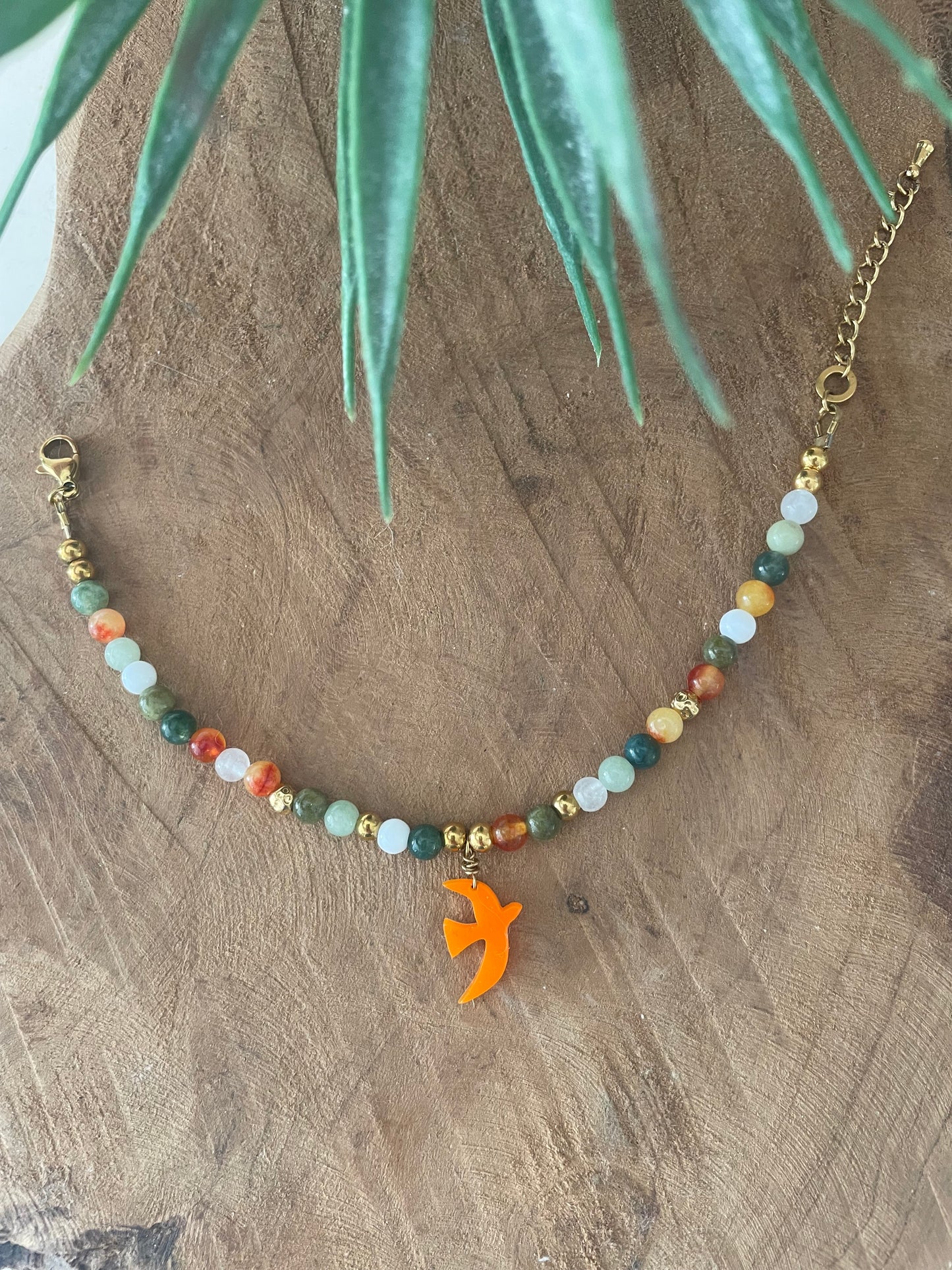 Bracelet doré breloque oiseau orange et pierres naturelles vert orange