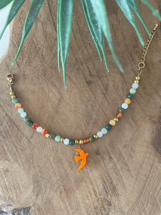 Bracelet thème LIBERTÉ doré breloque oiseau orange et pierres naturelles vert-orange