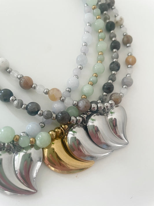 Gros plan colliers OCEANE 4 coloris pierre naturelle et pendentif coeur asymétrique