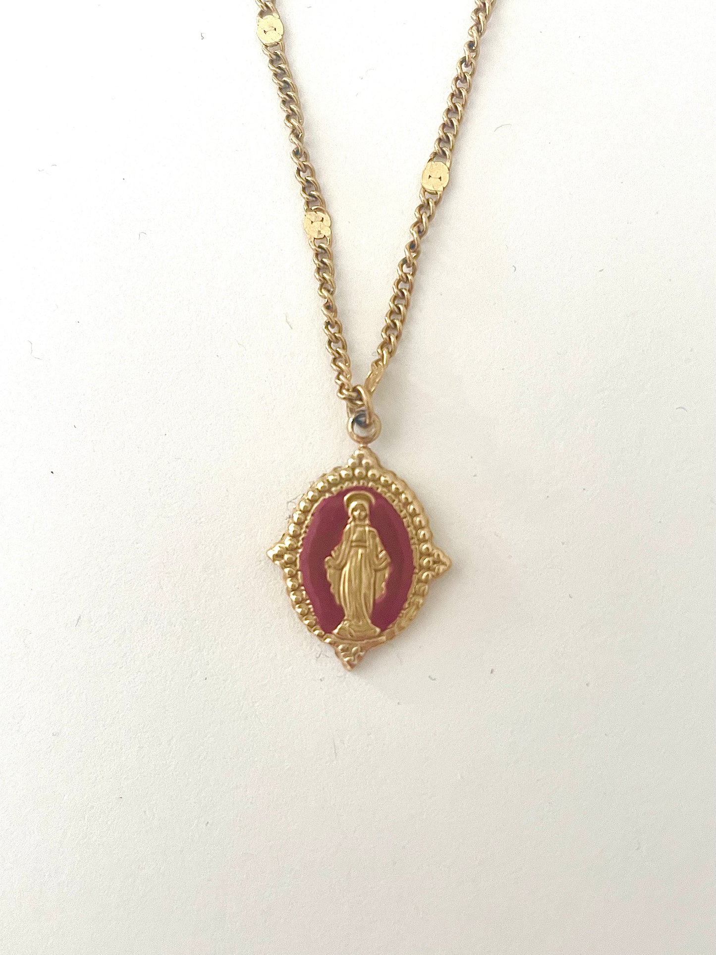 Collier court pendentif vierge Marie bordeaux et doré
