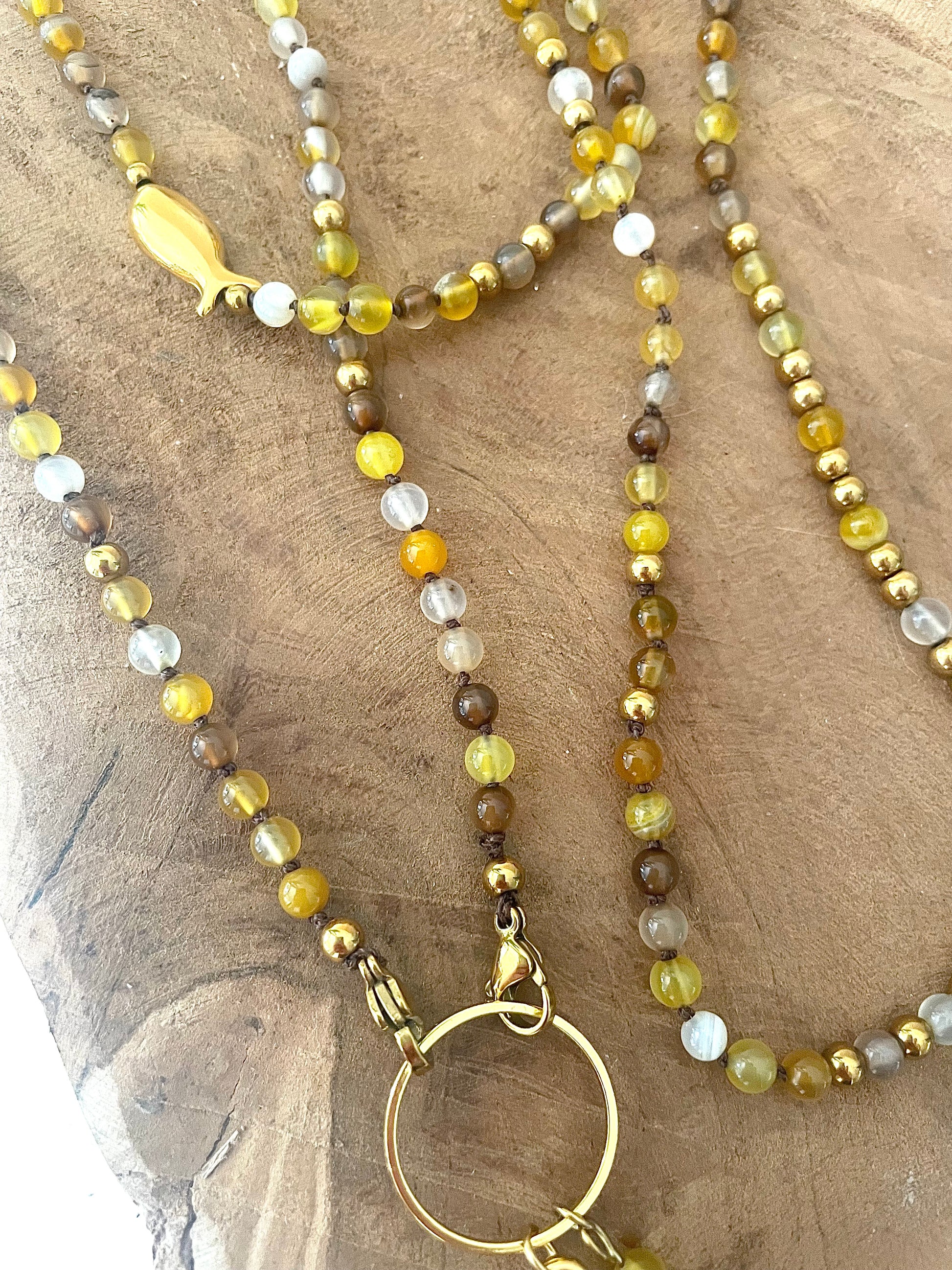 Détails pierres naturelles jaune marron du collier sautoir Jacqueline tons jaunes et doré