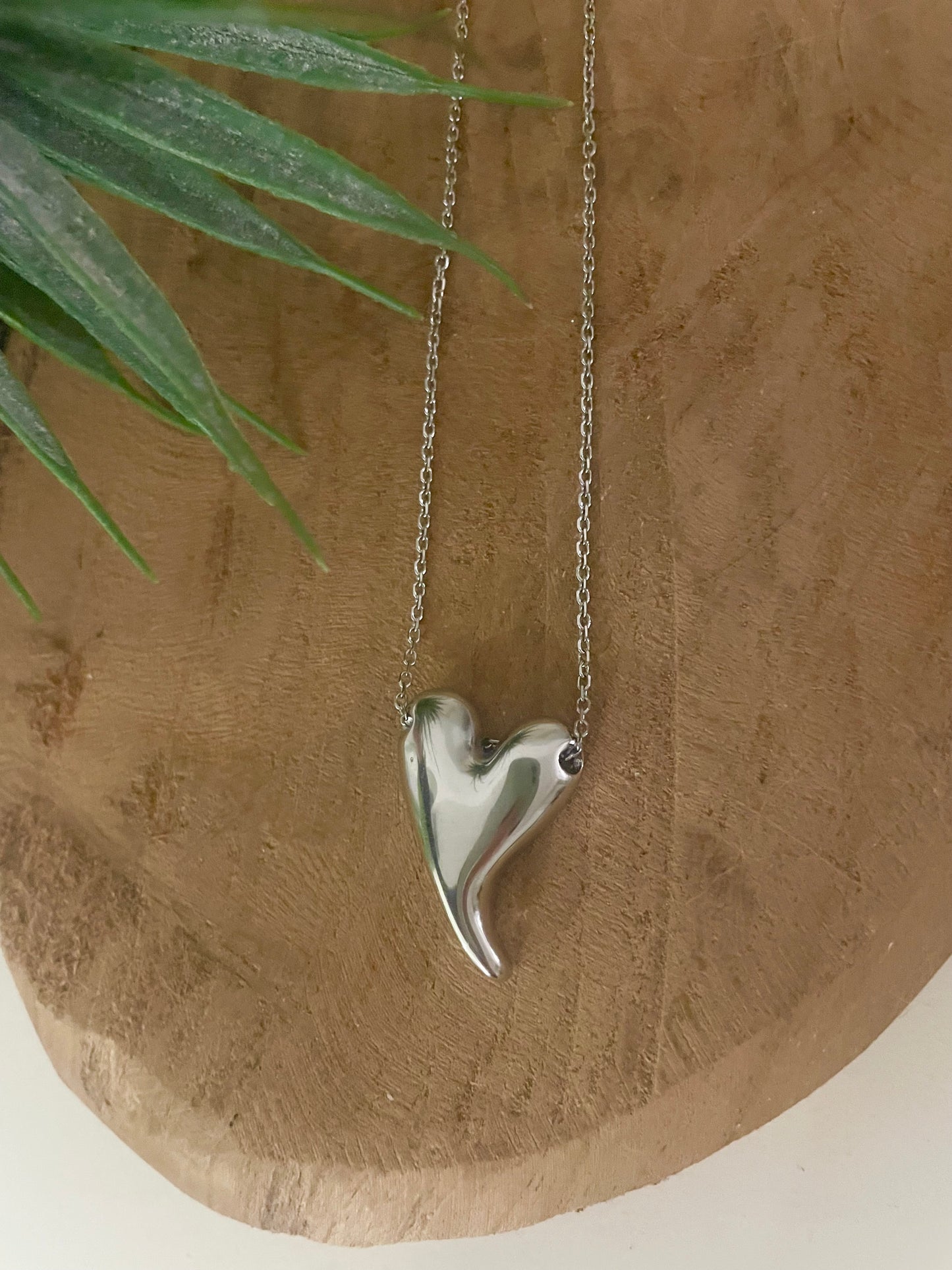 Détail coeur argent asymétrique et chaîne  fine