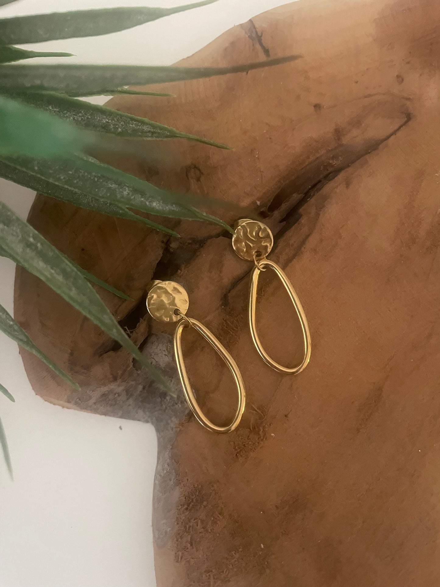 Autre vue boucles orées clou rond martelé et pendentif ovale asymétrique