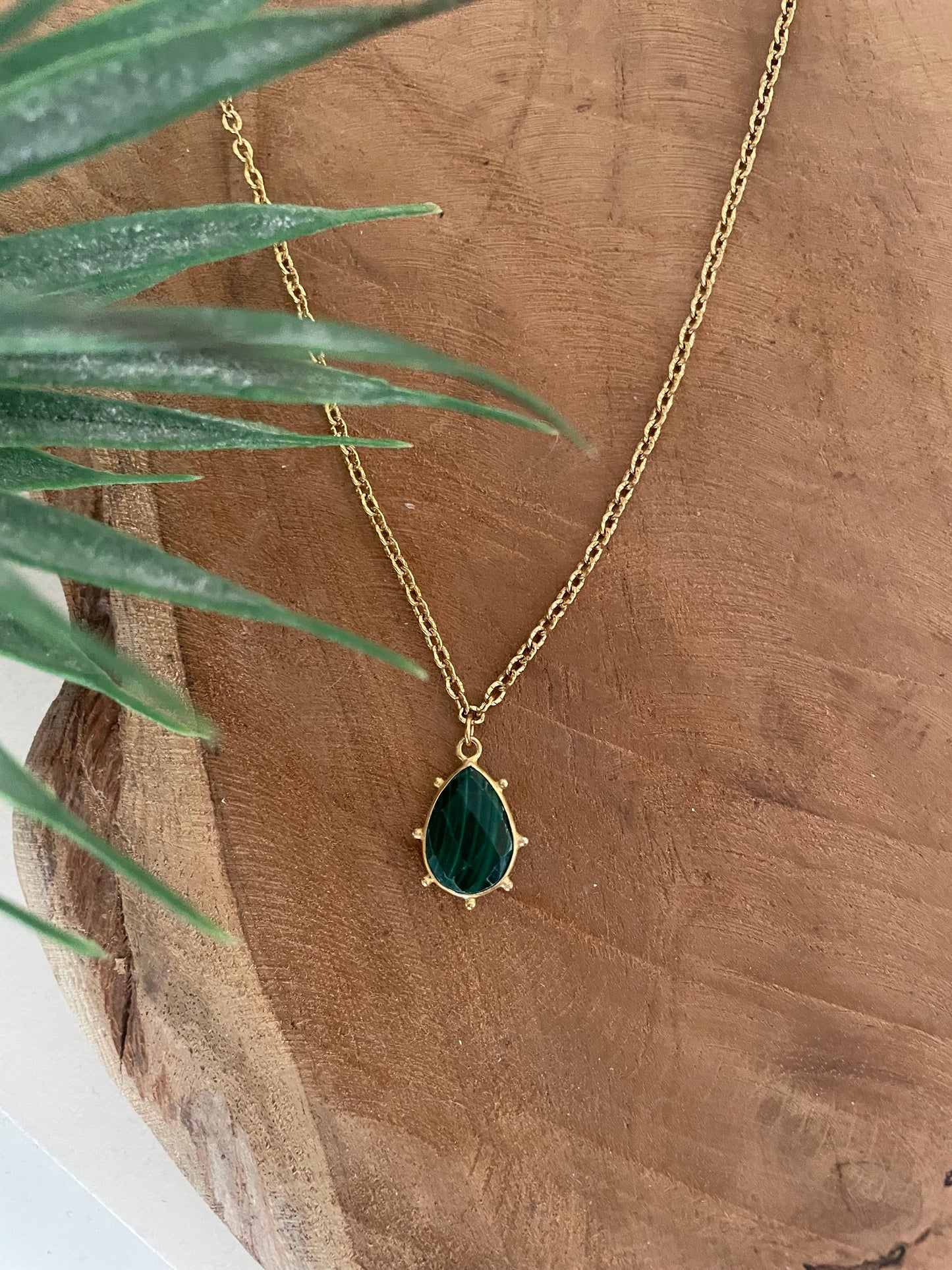 Collier doré et pendentif goutte en malachite
