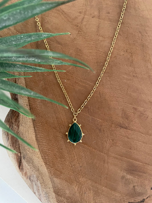 Collier doré et pendentif goutte en malachite