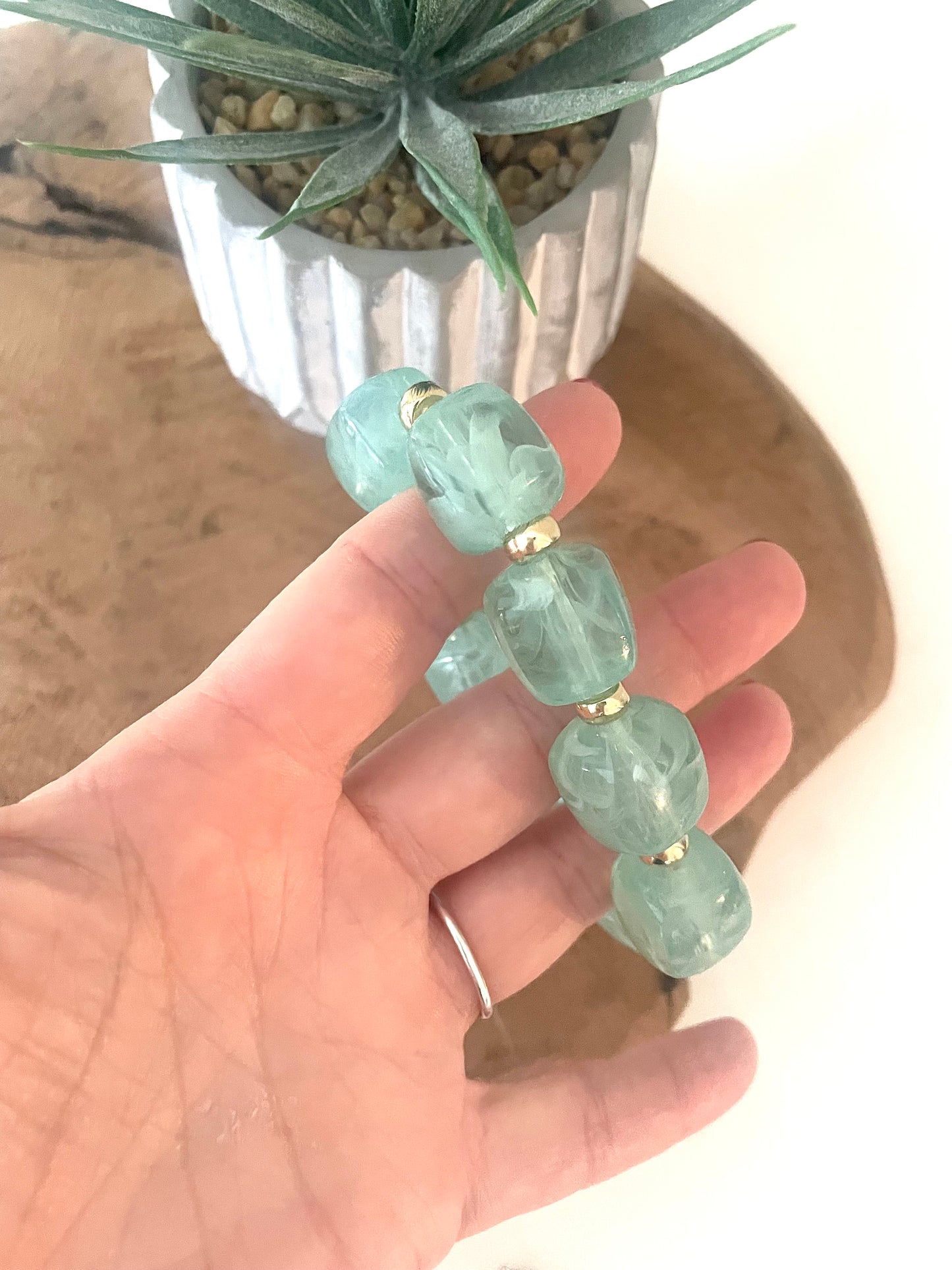 Détail bracelet bleu vert SOLENE tendance 2026