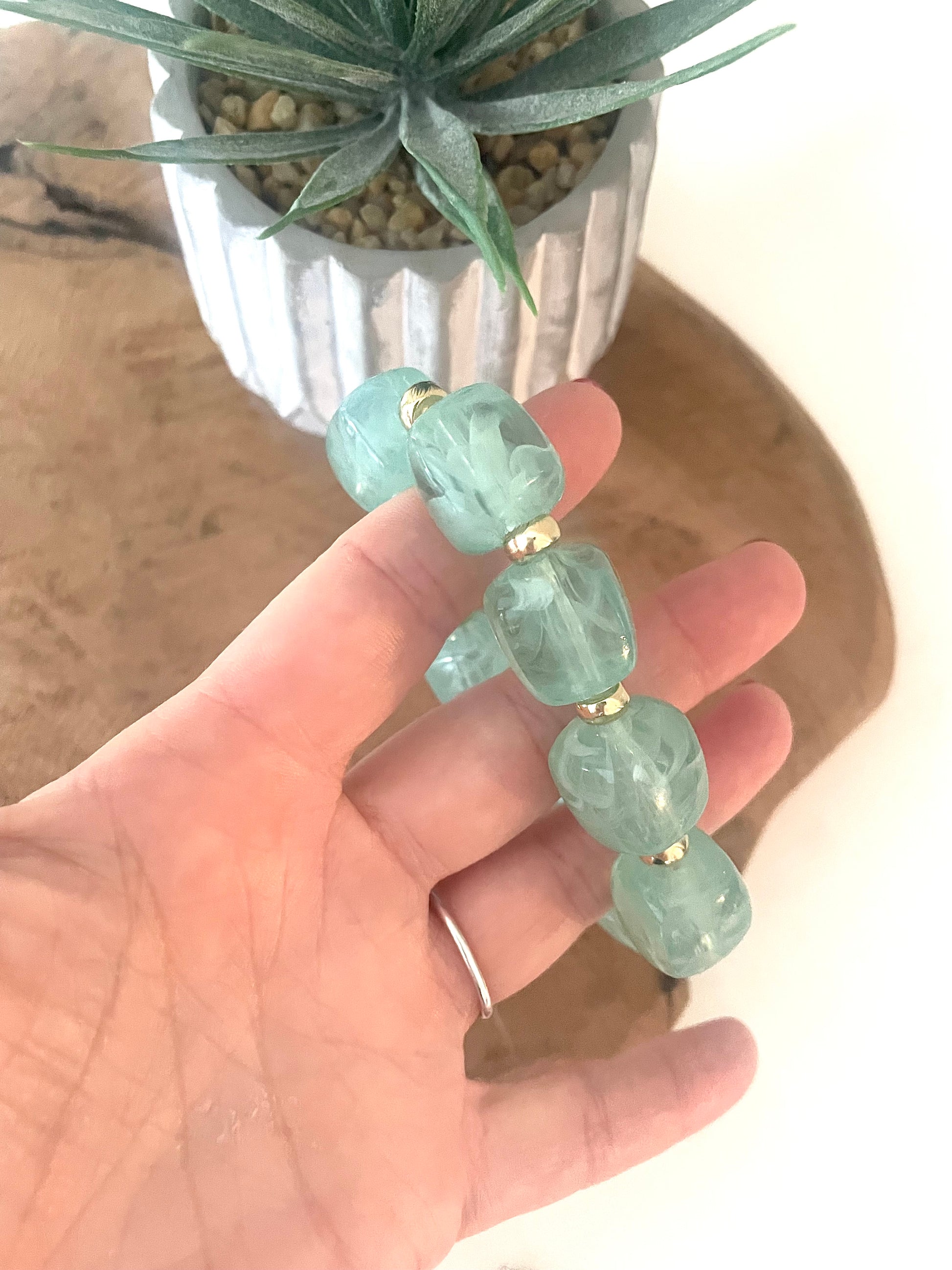 Détail bracelet bleu vert SOLENE tendance 2026