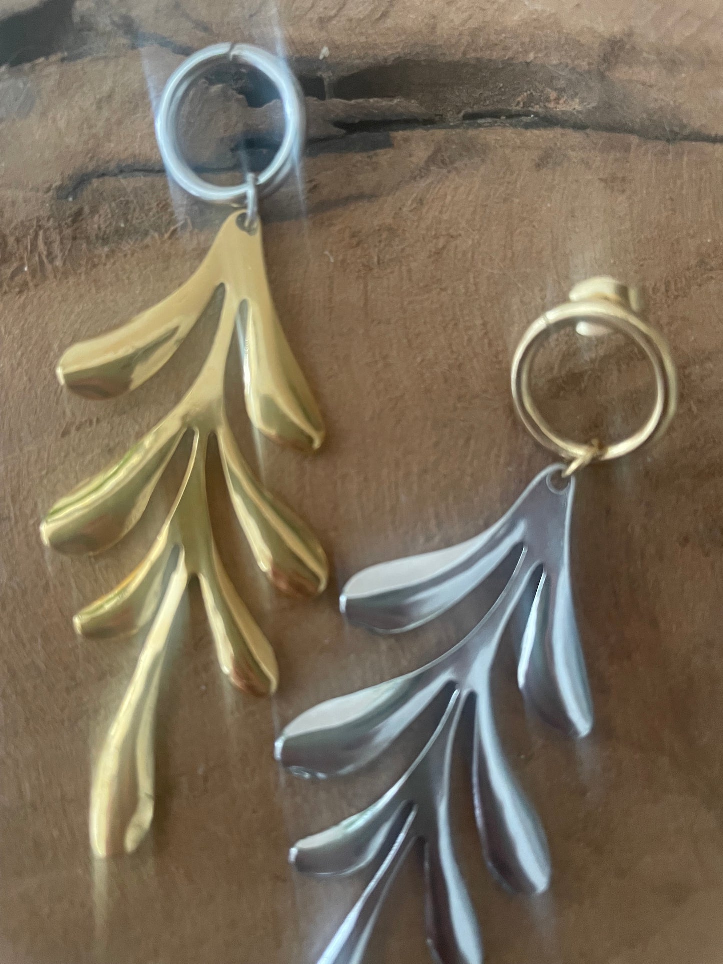 Détail pendentif feuille boucles d’oreilles mélange doré et argent
