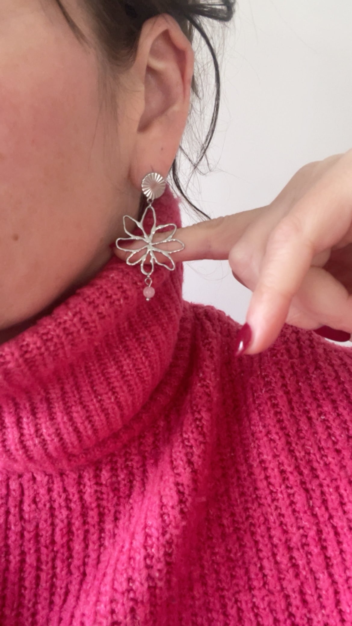 Porté boucles fleurs argentées et quartz rose